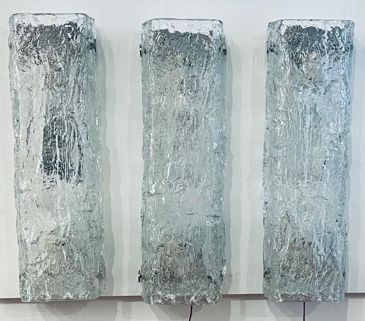 1970er Jahre Deutsch Kaiser Leuchten Iced Textured Glass Wall Lights.  3 Verfügbar. (Metall) im Angebot