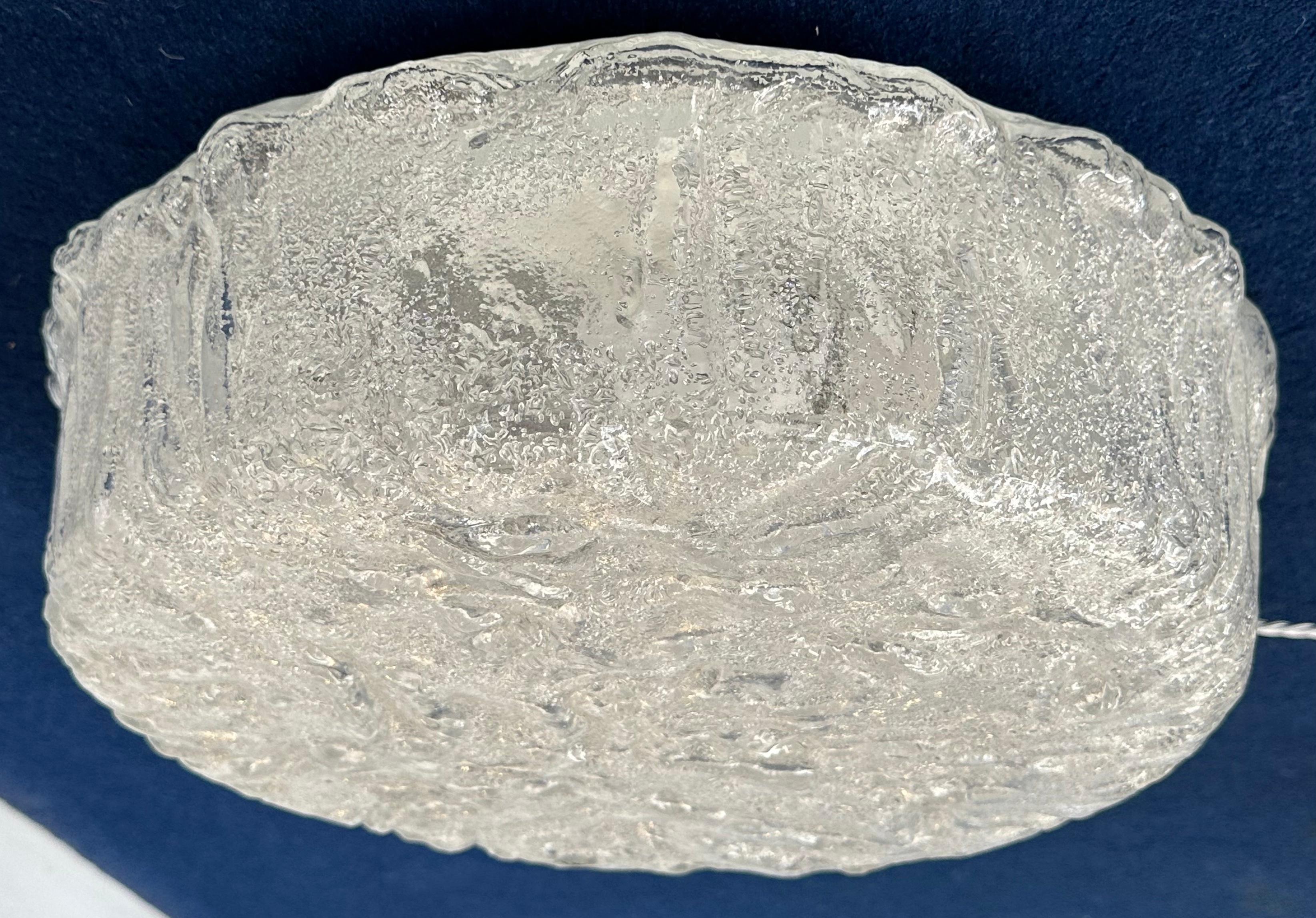 Allemand Plafonnier ou applique murale en verre glacé texturé du Limbourg allemand des années 1970 en vente