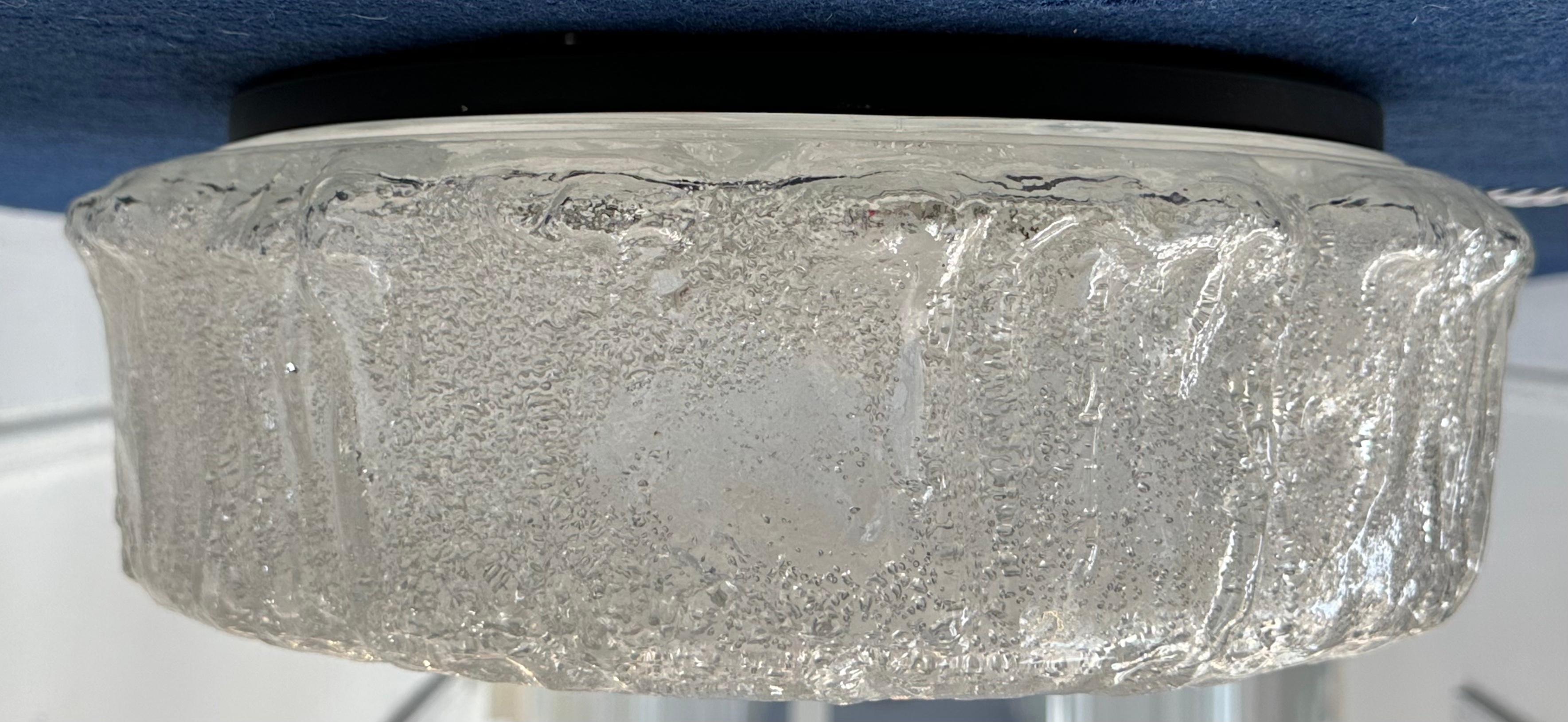 Peint Plafonnier ou applique murale en verre glacé texturé du Limbourg allemand des années 1970 en vente