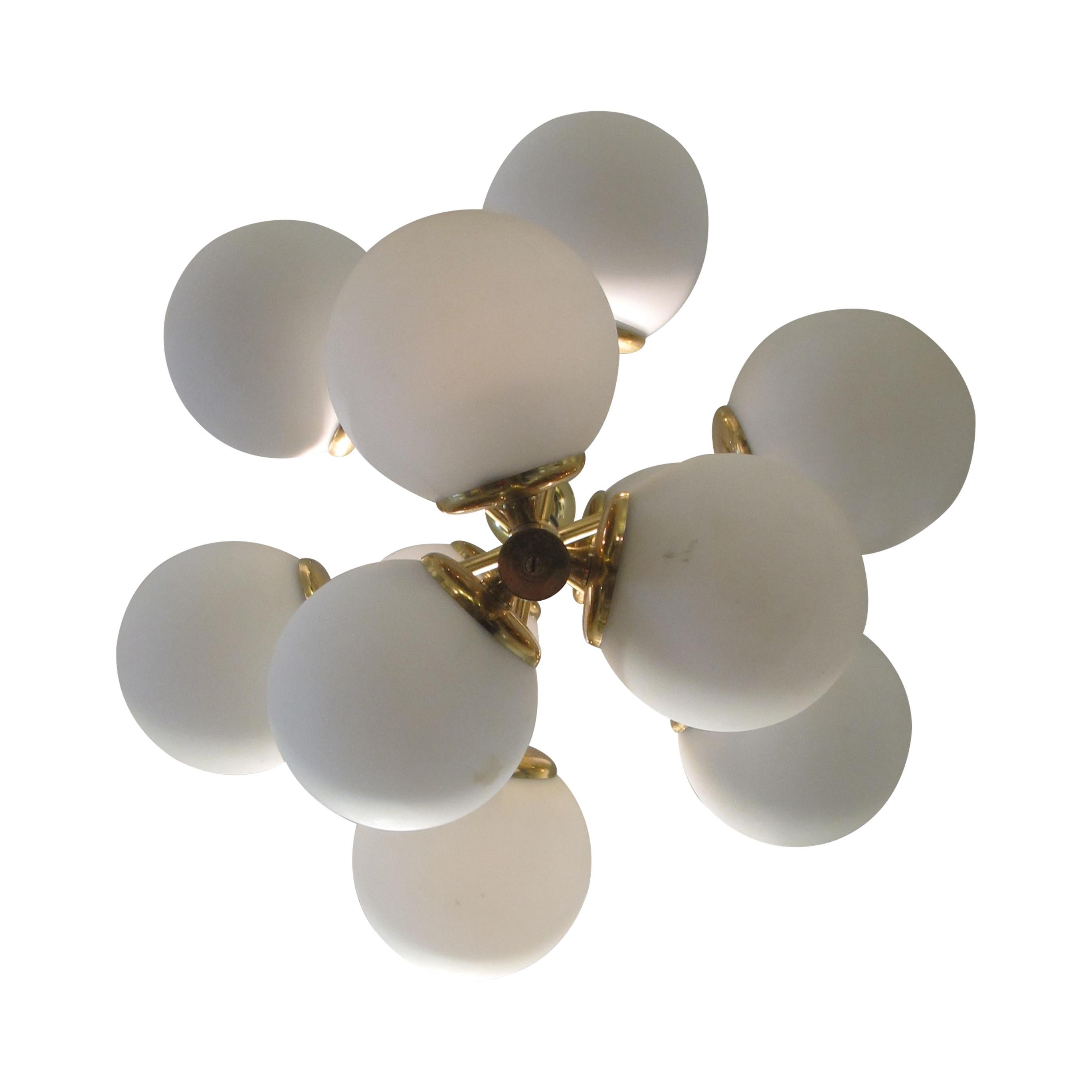 Araña Molecular Alemana de los años 70 con 12 Globos de Vidrio Opalino Alemán en venta