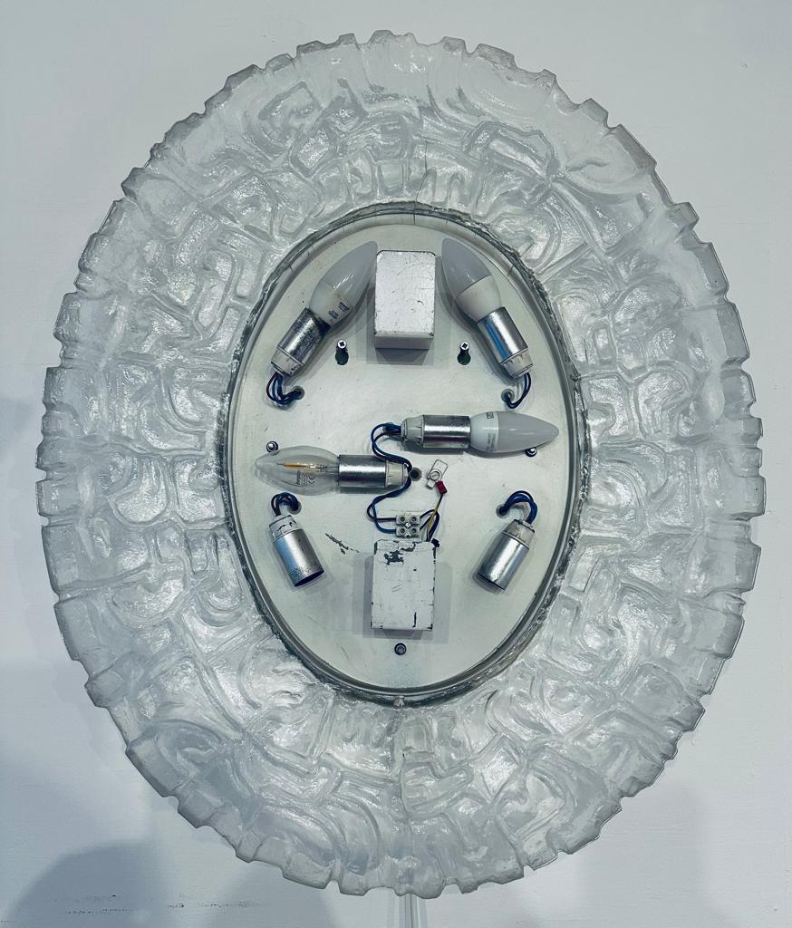 1970 German Oval Erco Back lit Illuminated Lucite Mirrored Glass Wall Mirror en vente 4