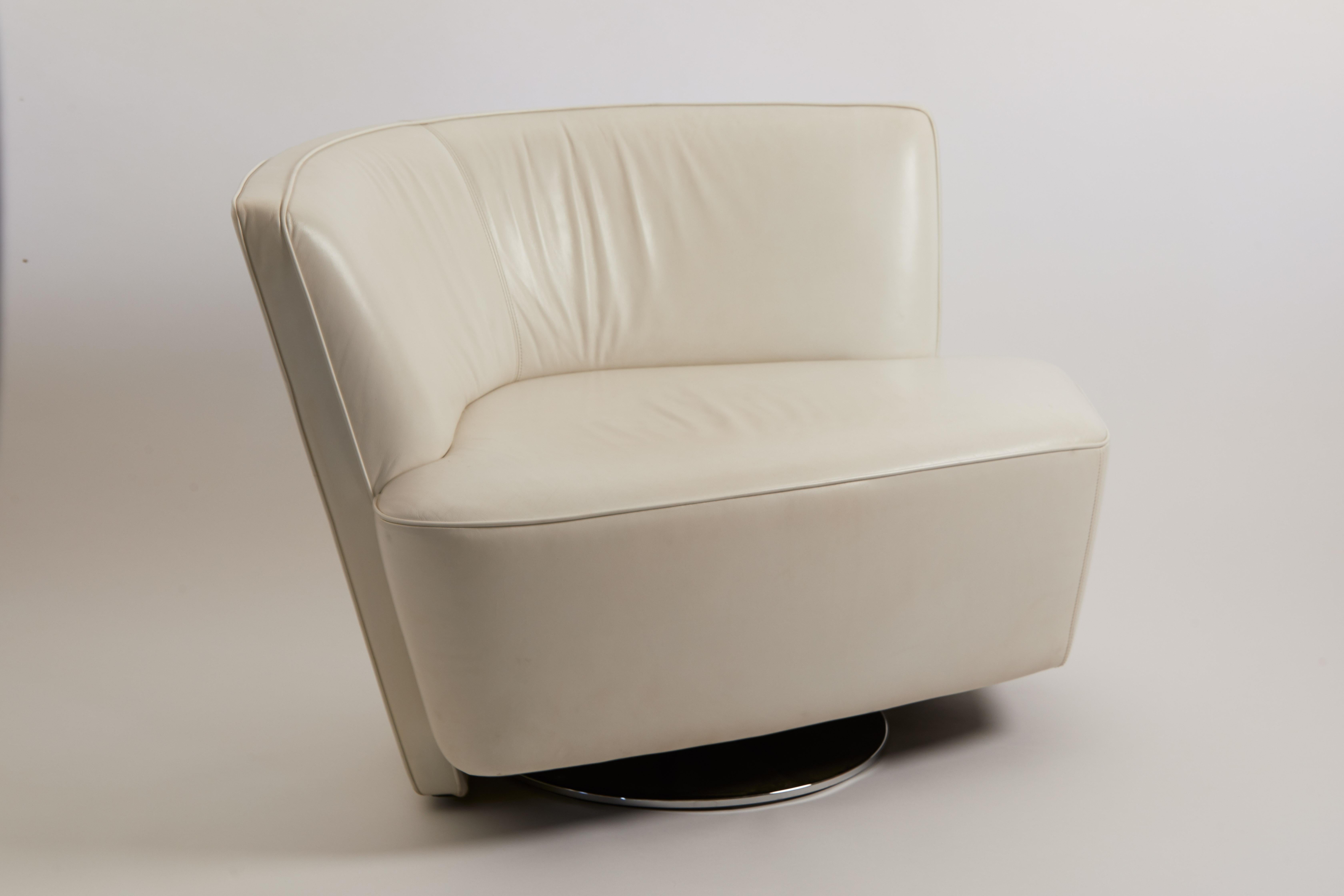 1970s German pair of Walter knoll drift chairs in white leather with swivel mechanism.