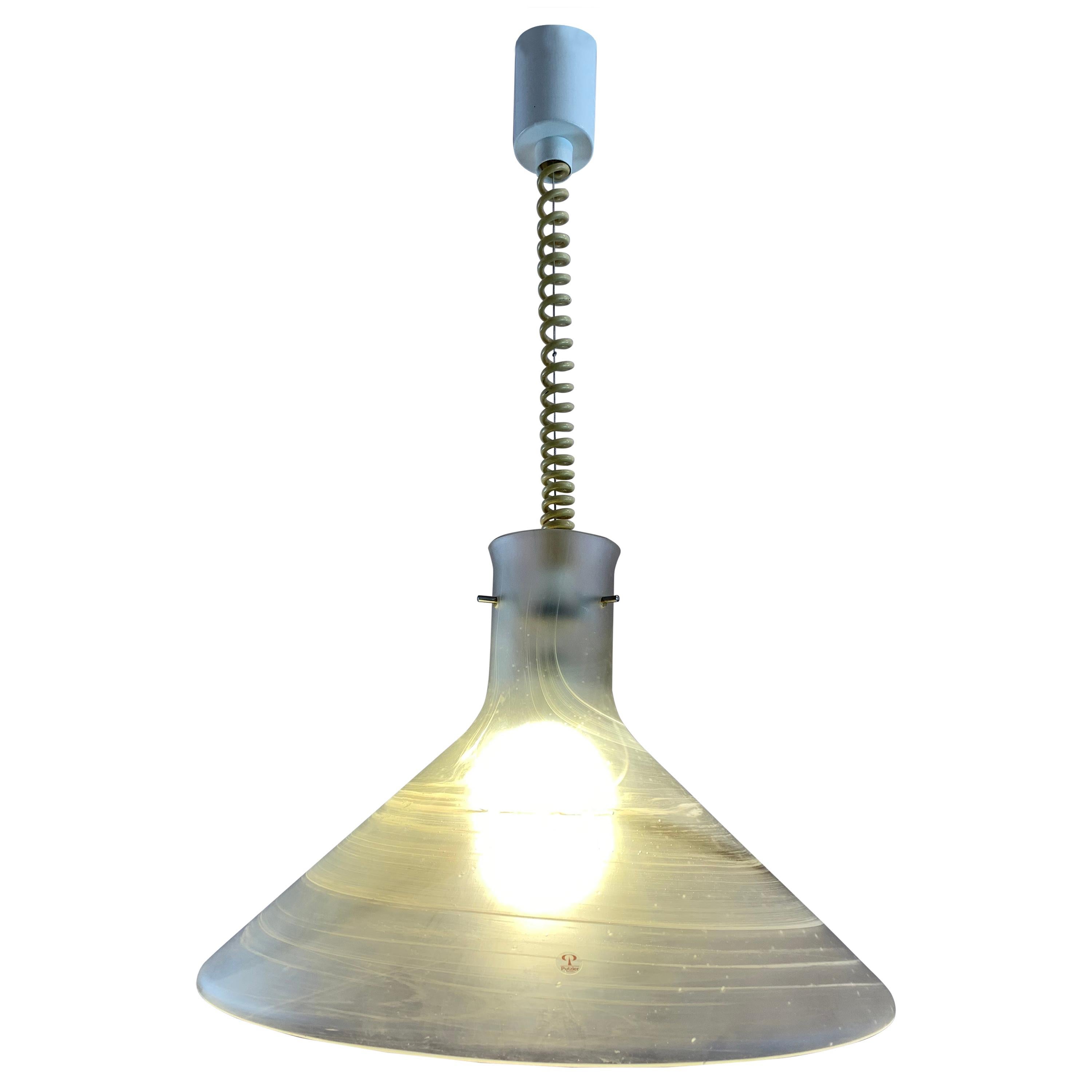 plafonnier allemand des années 1970:: Peill & Putzler:: lampe à suspendre en verre opaque à tirage conique