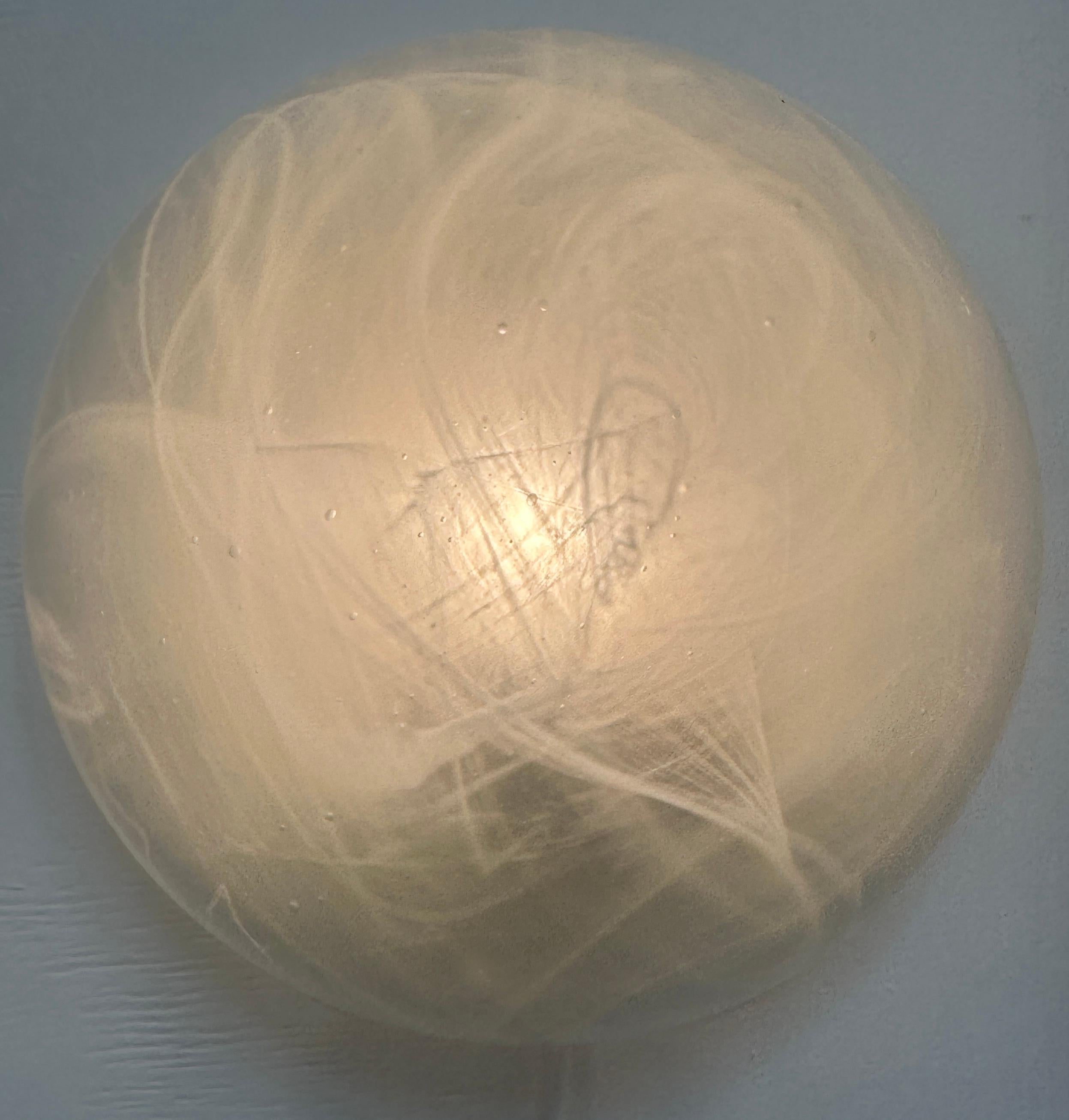 Lámpara de pared o empotrable de cristal esmerilado abovedado alemán Peill & Putzler de los años 70 en venta 3