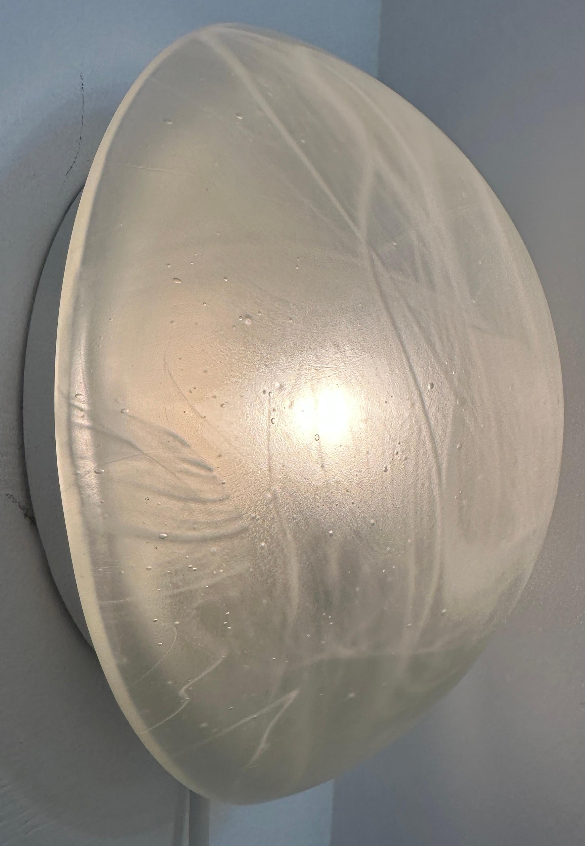 Lámpara de pared o empotrable de cristal esmerilado abovedado alemán Peill & Putzler de los años 70 en venta 4