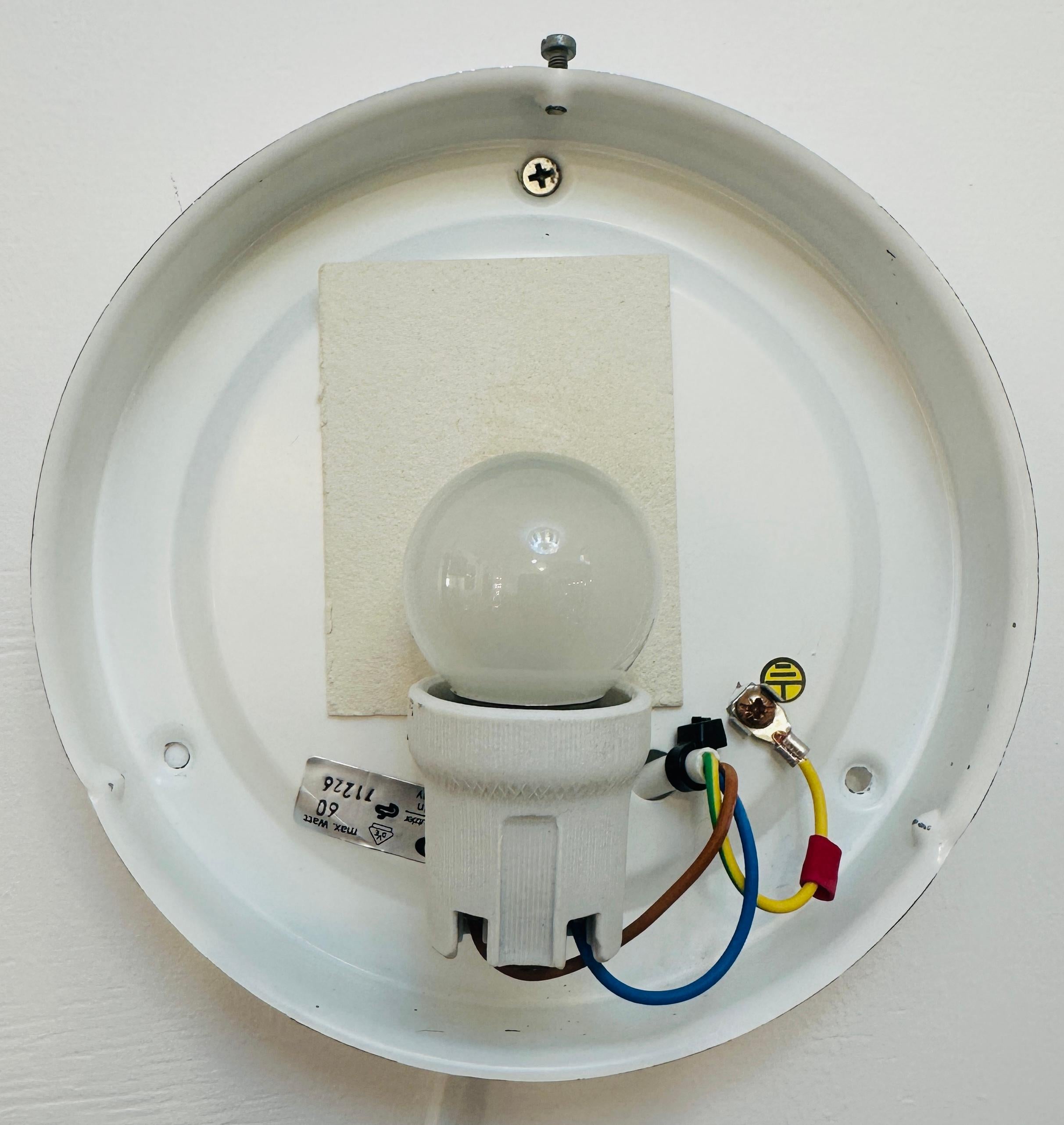 Lámpara de pared o empotrable de cristal esmerilado abovedado alemán Peill & Putzler de los años 70 en venta 6