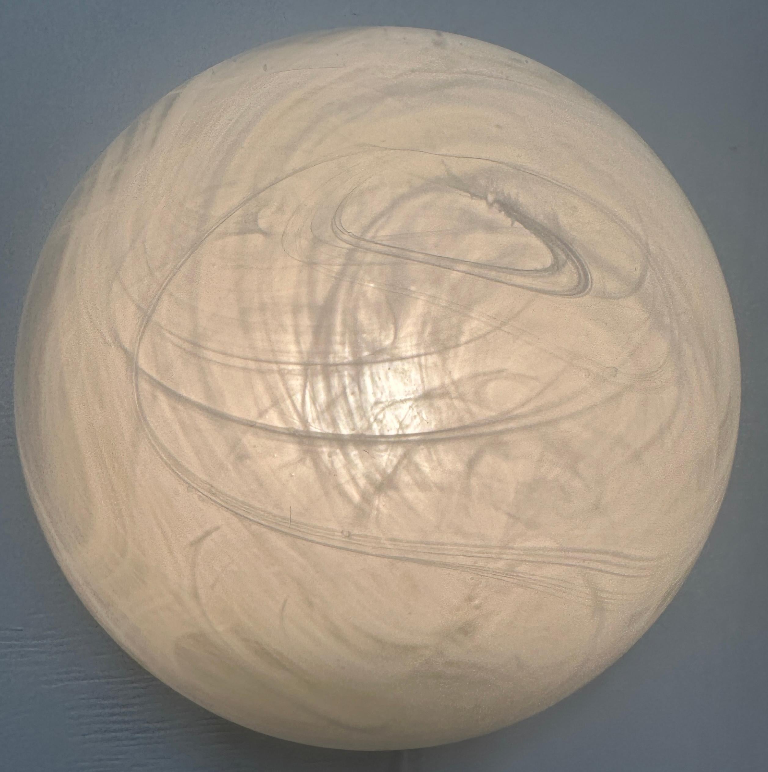 Lámpara de pared o empotrable de cristal esmerilado abovedado alemán Peill & Putzler de los años 70 Era espacial en venta