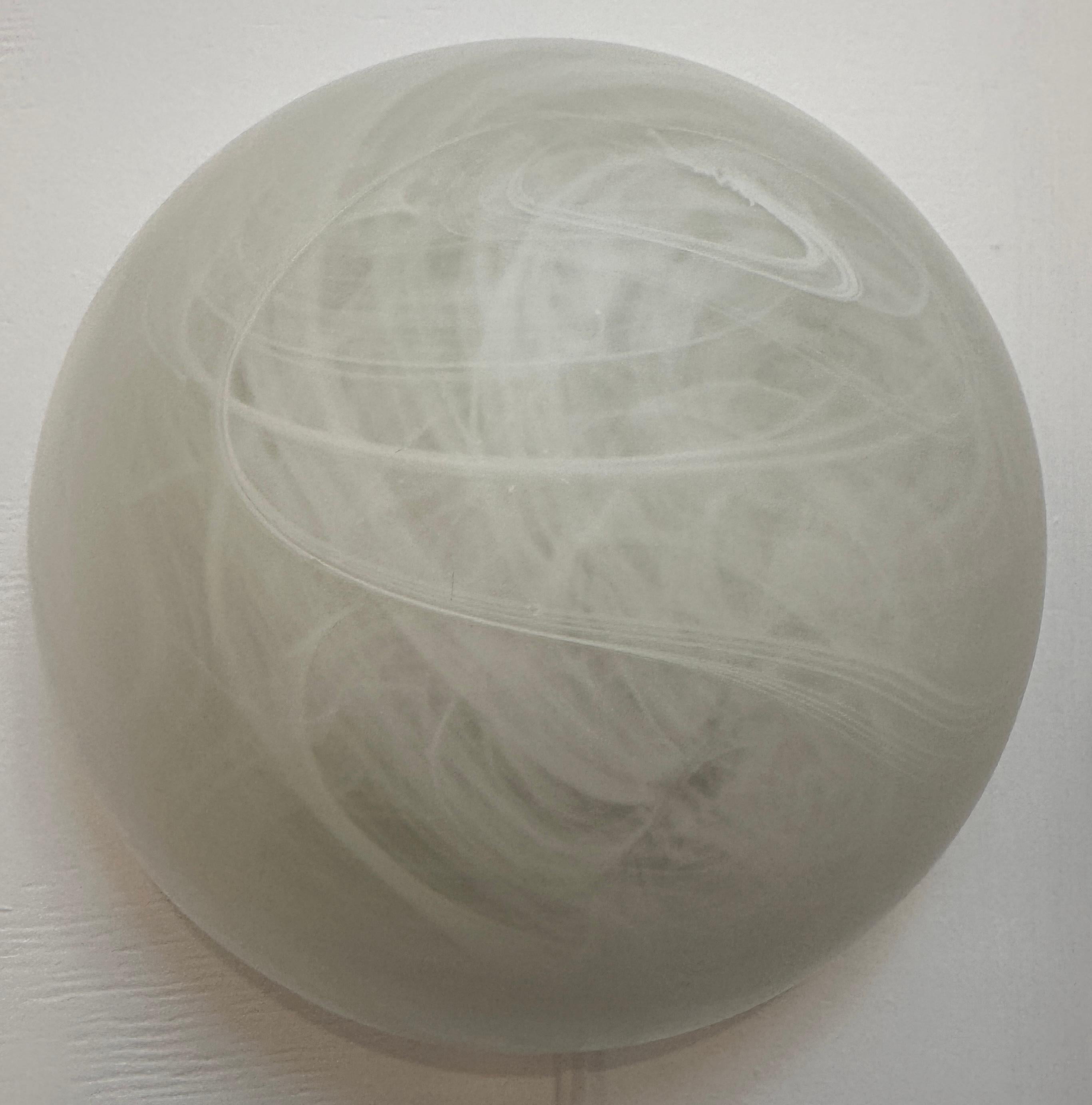 Lámpara de pared o empotrable de cristal esmerilado abovedado alemán Peill & Putzler de los años 70 Alemán en venta