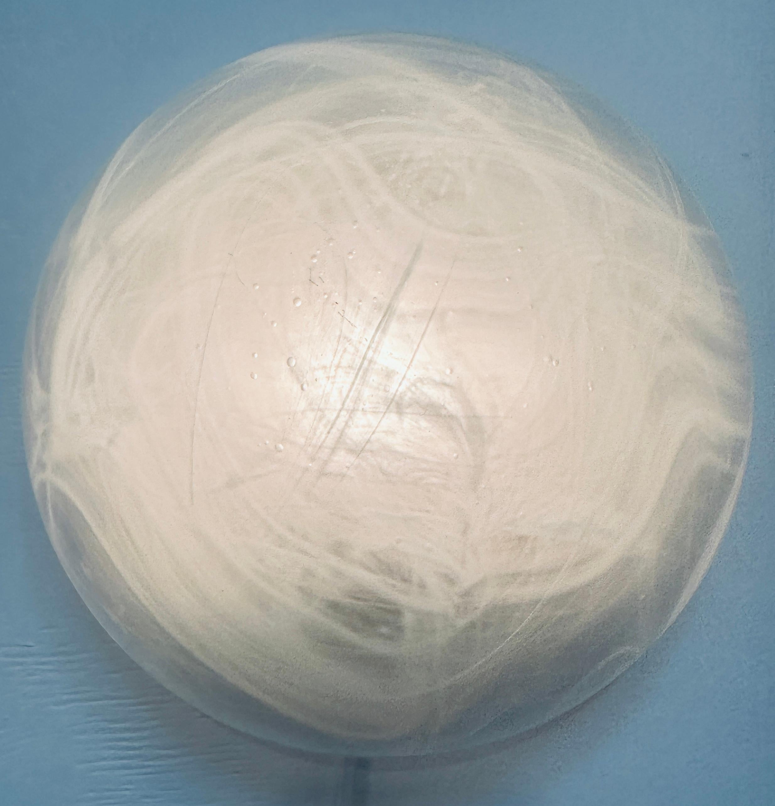 Lámpara de pared o empotrable de cristal esmerilado abovedado alemán Peill & Putzler de los años 70 Escarchado en venta