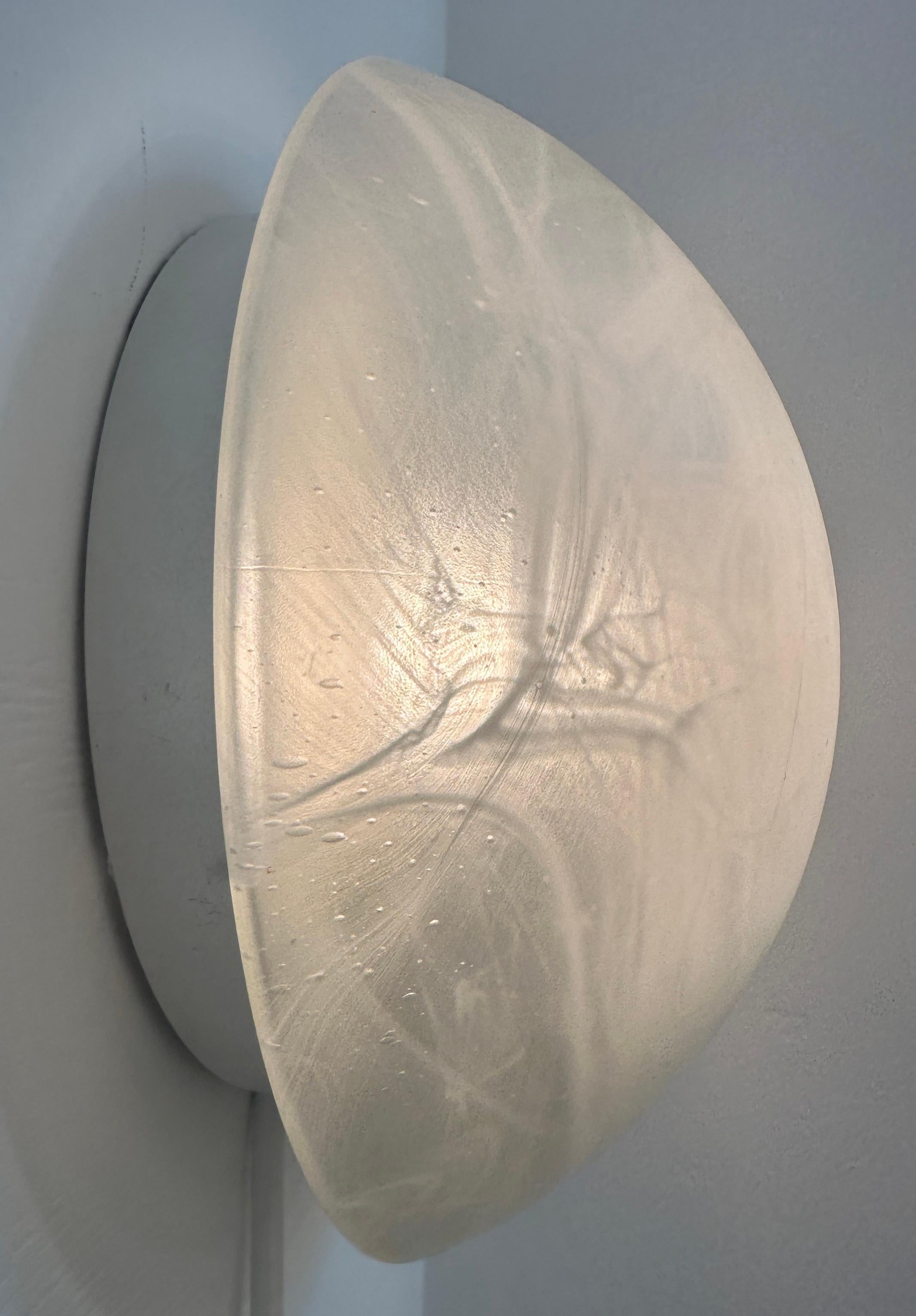 Lámpara de pared o empotrable de cristal esmerilado abovedado alemán Peill & Putzler de los años 70 en Bueno estado para la venta en London, England