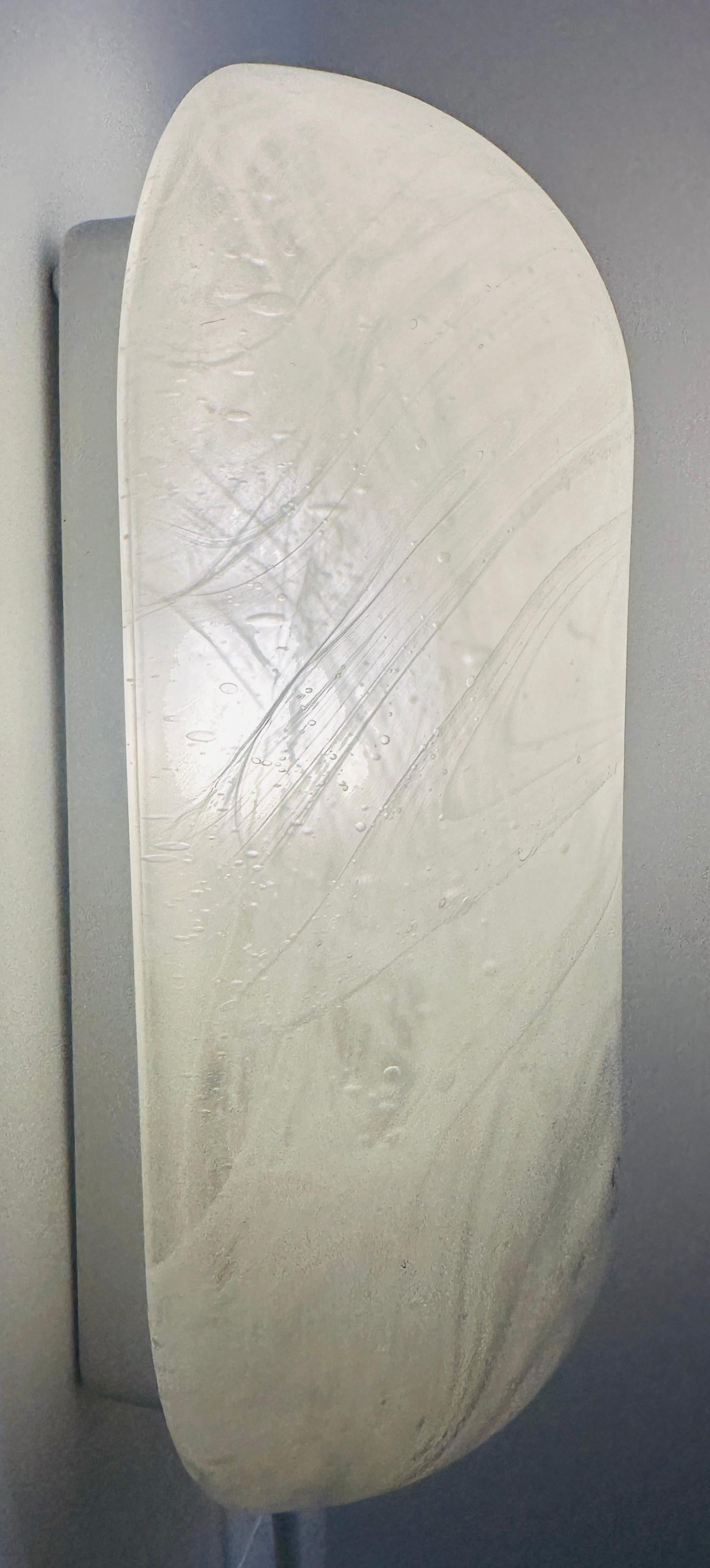 Mid Century Modern 1970s German Peill & Putzler Rautenförmige Wandleuchte aus Milchglas.  Die matten, wolkenartigen weißen Wirbel um das grau getönte Glas ähneln denen um die Galaxis und den Planeten Saturn.  Das Muster ist auf der seidigen
