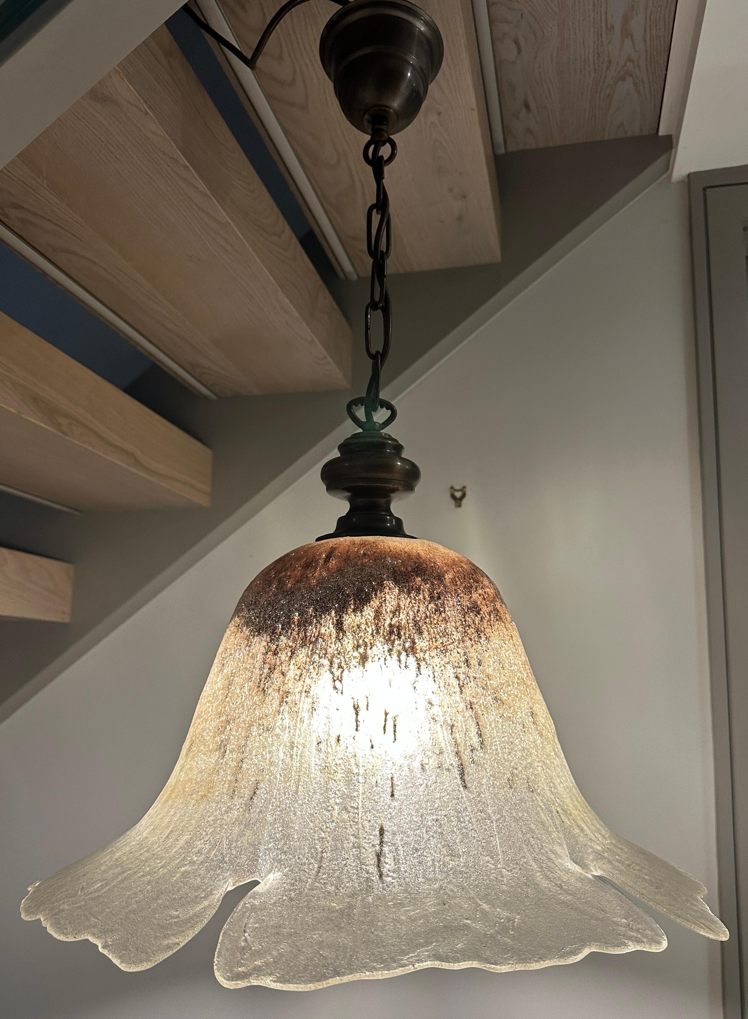 Une grande suspension en verre soufflé à la main de Peill & Putzler des années 1970, formée en forme de fleur suspendue. Le verre est texturé à l'extérieur et lisse à l'intérieur.  Brun foncé au sommet s'estompant pour devenir brun/vert clair au