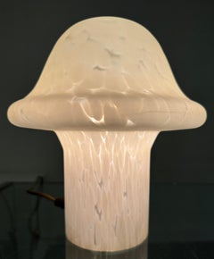 Lampe de bureau champignon allemande Peill & Putzler des années 1970 en verre blanc texturé et moucheté