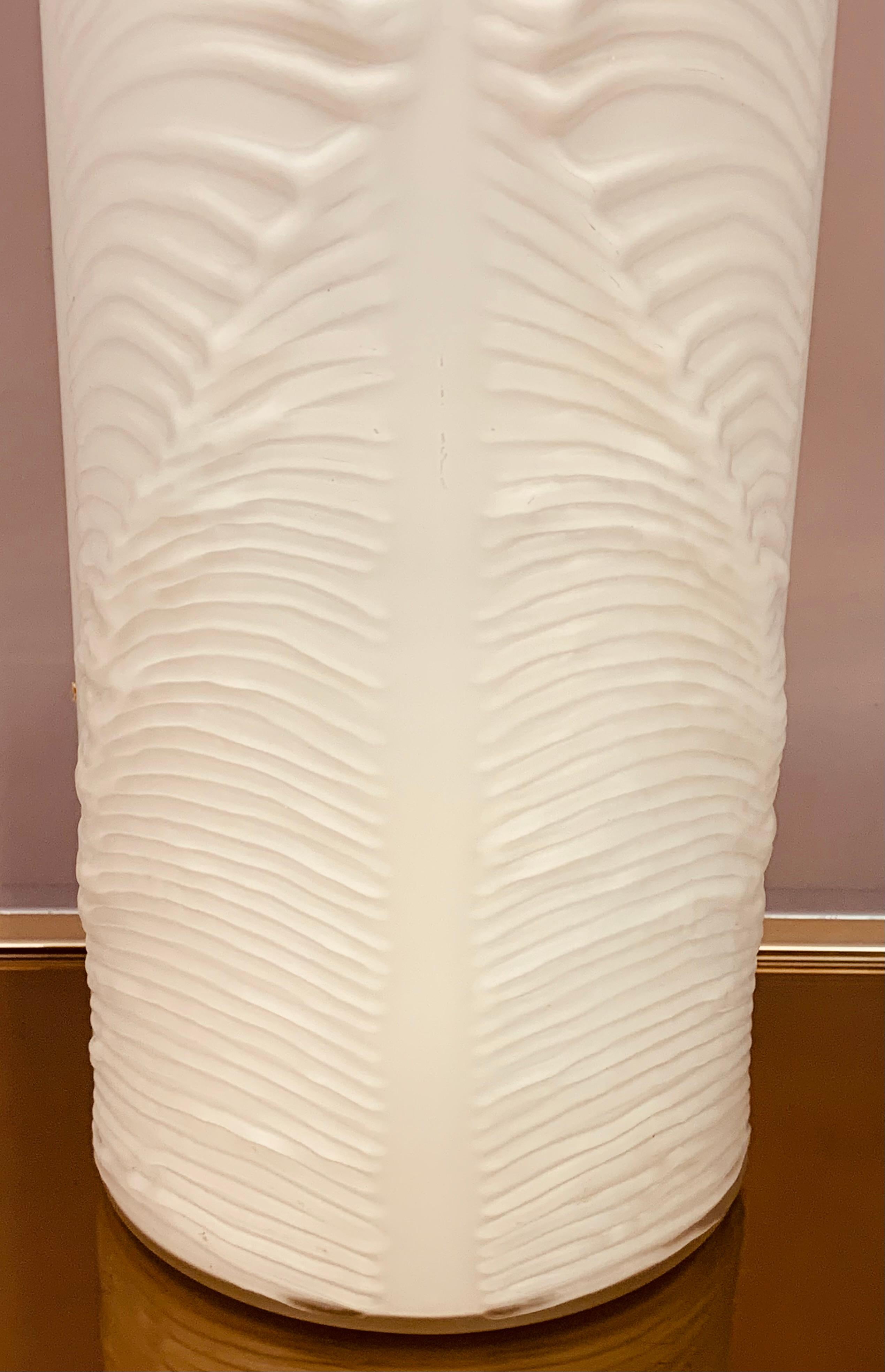 Vase cylindrique allemand en verre blanc et transparent « Feather » de Peill & Putzler des années 1970 en vente 10