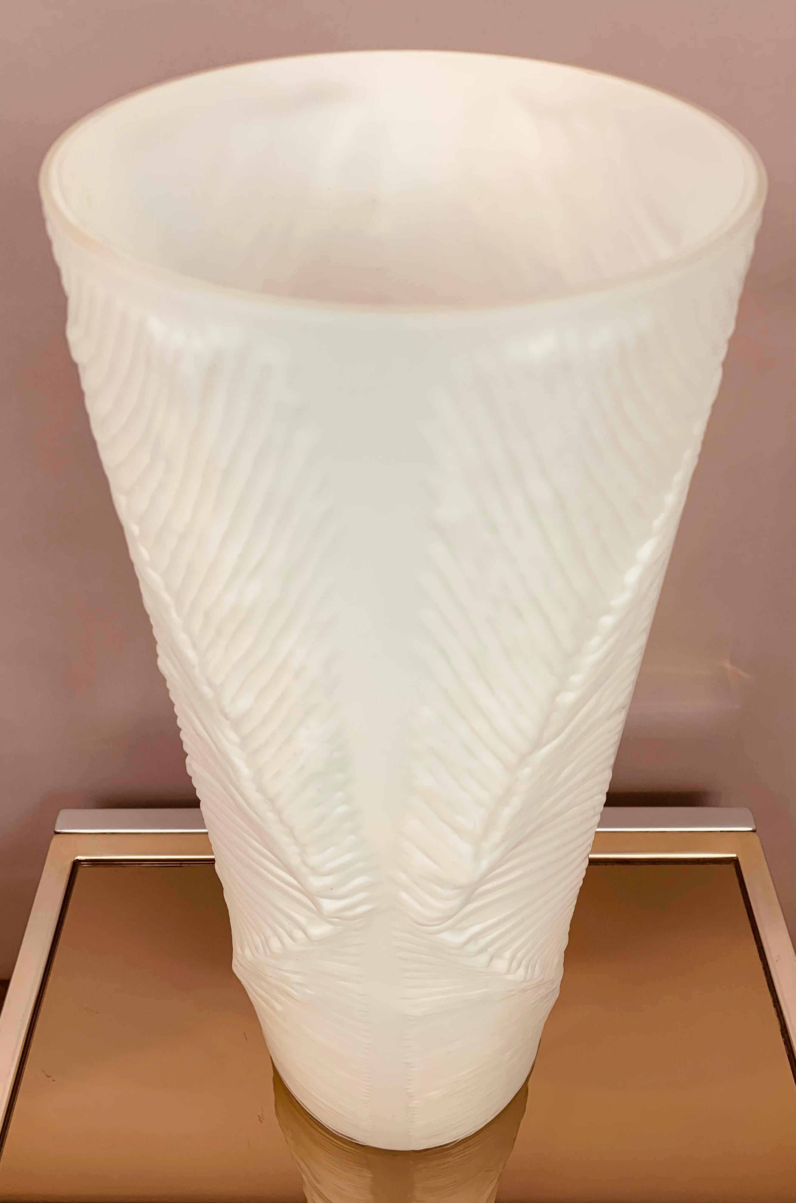 Vase cylindrique allemand en verre blanc et transparent « Feather » de Peill & Putzler des années 1970 en vente 12