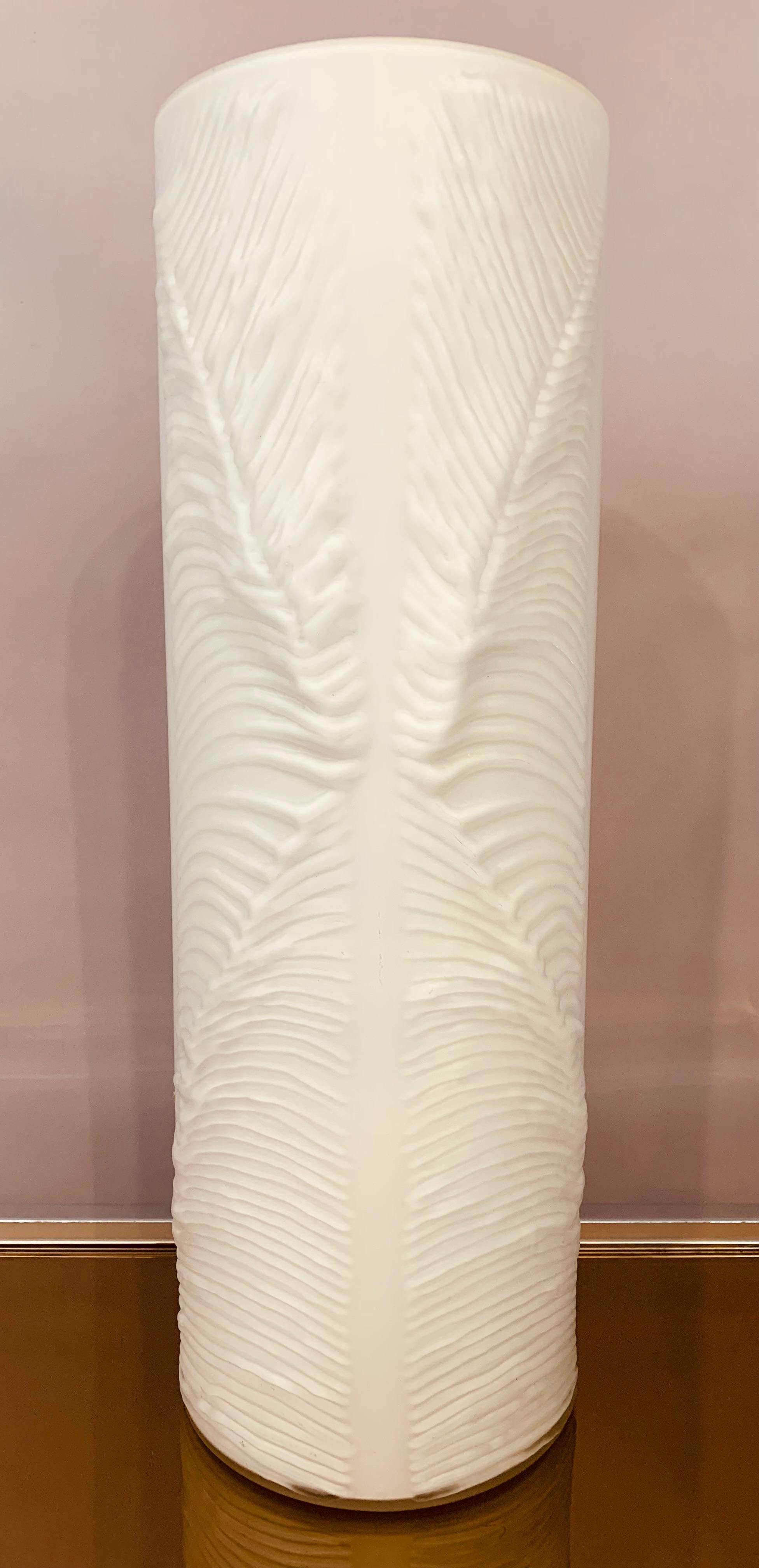 1970er Jahre Deutsche Peill & Putzler hohe zylindrische weiße Vase mit Klarglas ummantelt. Die matte Glasvase hat ein wunderschönes 3-dimensionales 