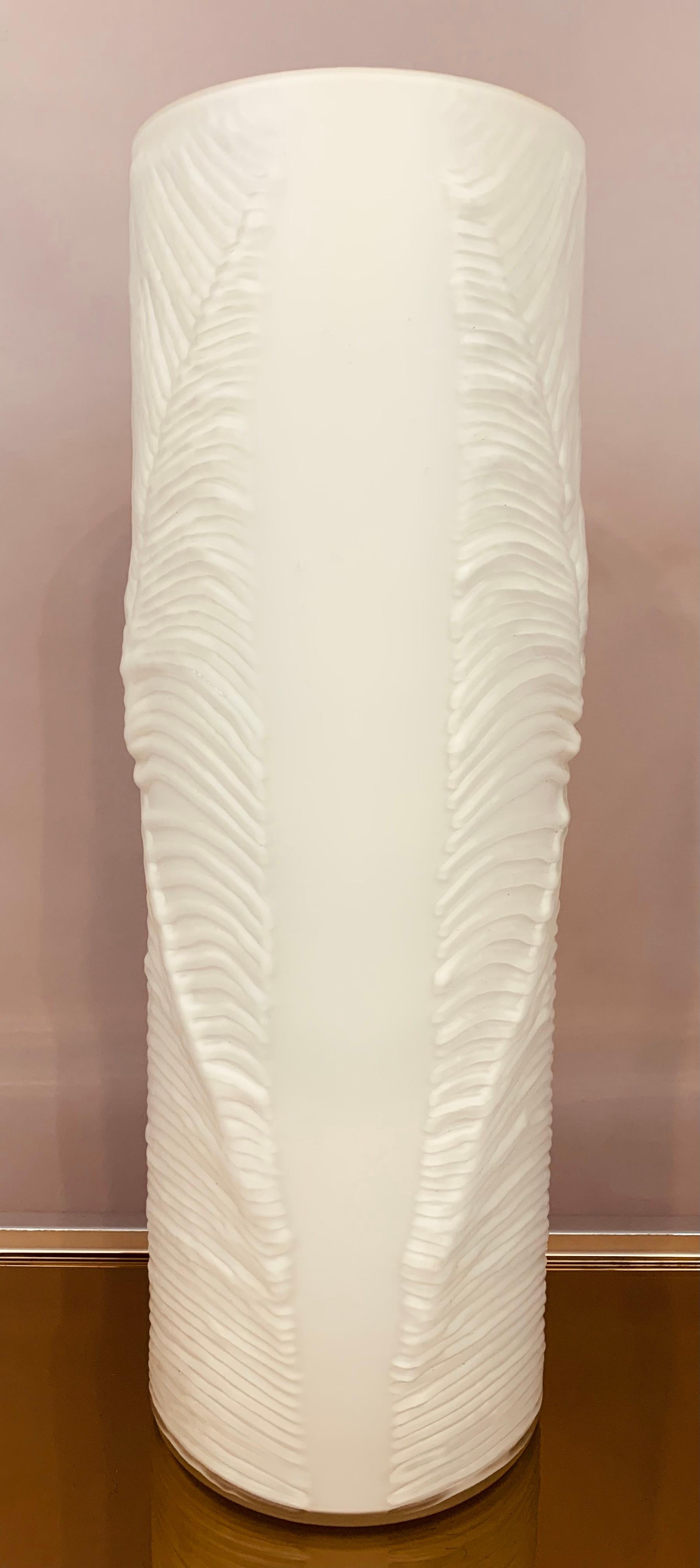 Allemand Vase cylindrique allemand en verre blanc et transparent « Feather » de Peill & Putzler des années 1970 en vente