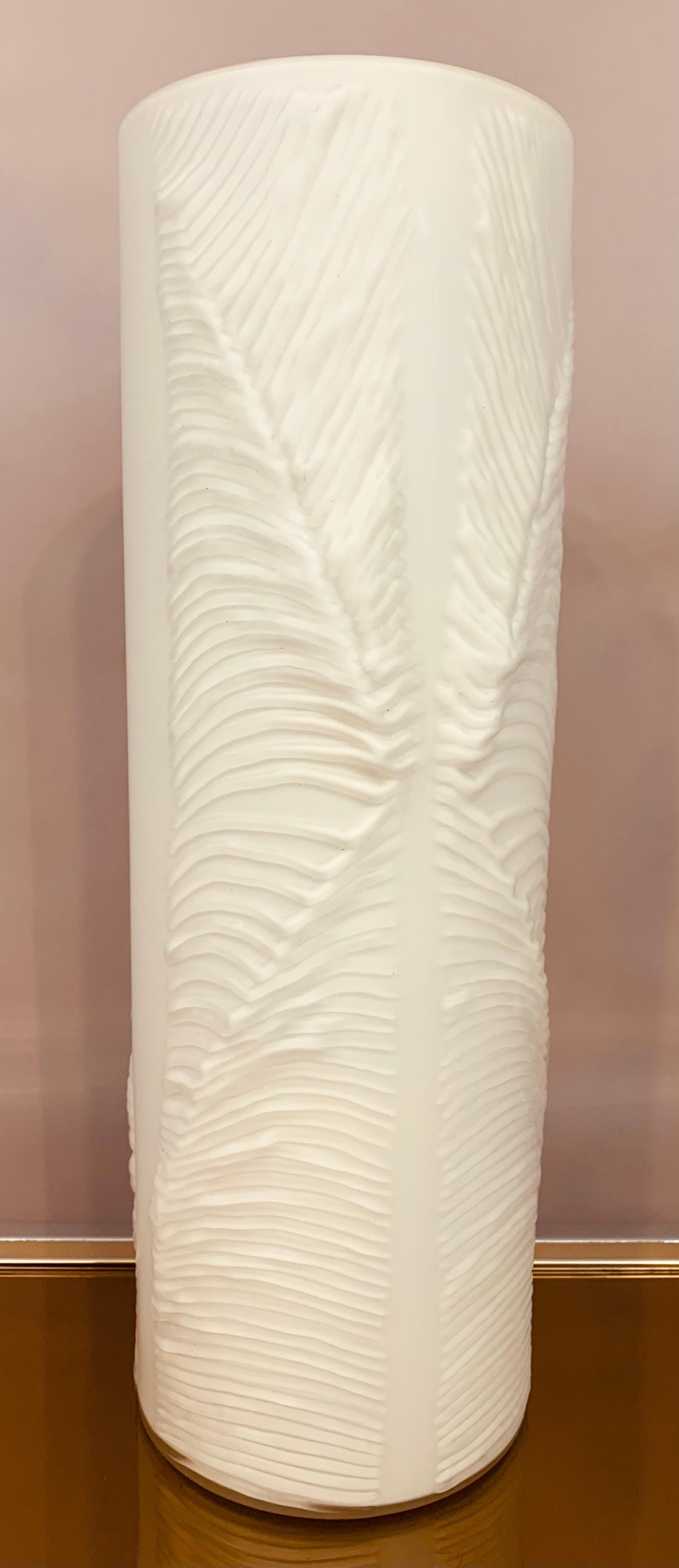 20ième siècle Vase cylindrique allemand en verre blanc et transparent « Feather » de Peill & Putzler des années 1970 en vente