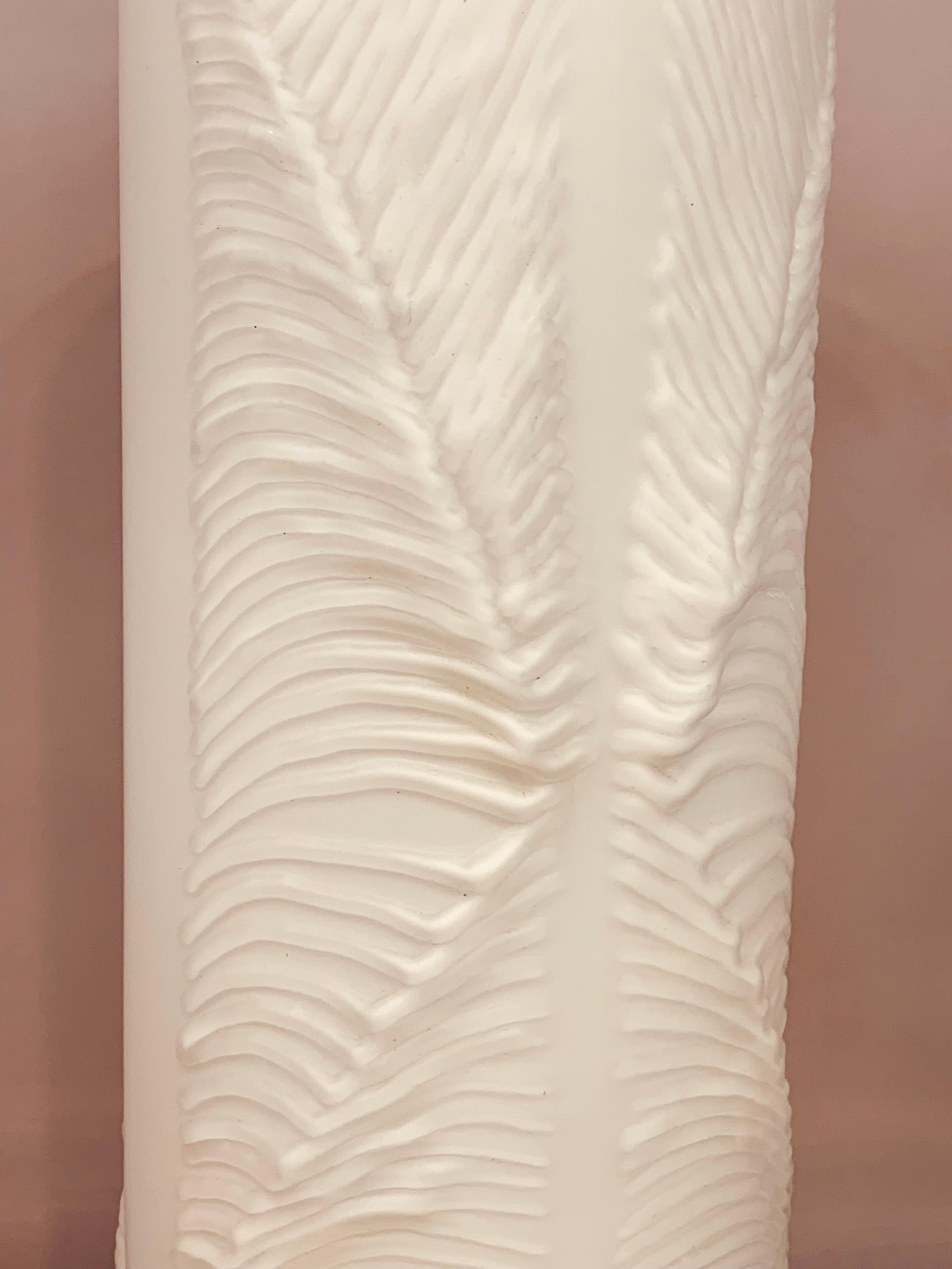 Verre Vase cylindrique allemand en verre blanc et transparent « Feather » de Peill & Putzler des années 1970 en vente