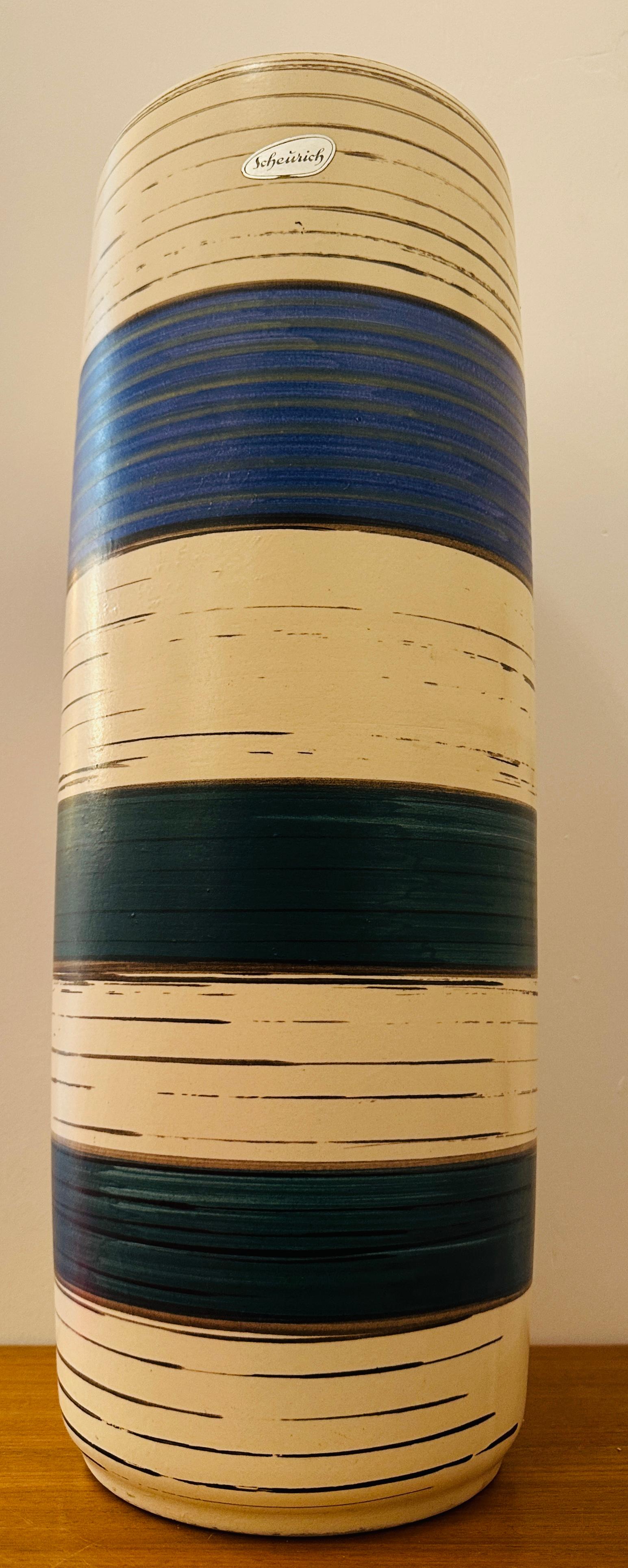 Un insolito vaso di grandi dimensioni in ceramica 