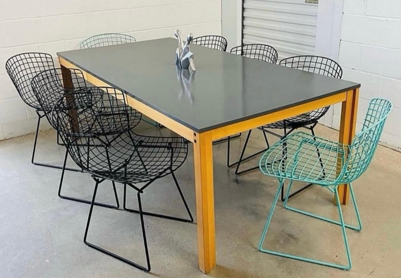Belle table en bon état général. Il y a un petit éclat sur le stratifié, comme on peut le voir sur les photos, et quelques rayures mineures sur le dessus, comme on peut s'y attendre avec l'âge. 
Voir les photos pour plus de détails. 
Envoyer un