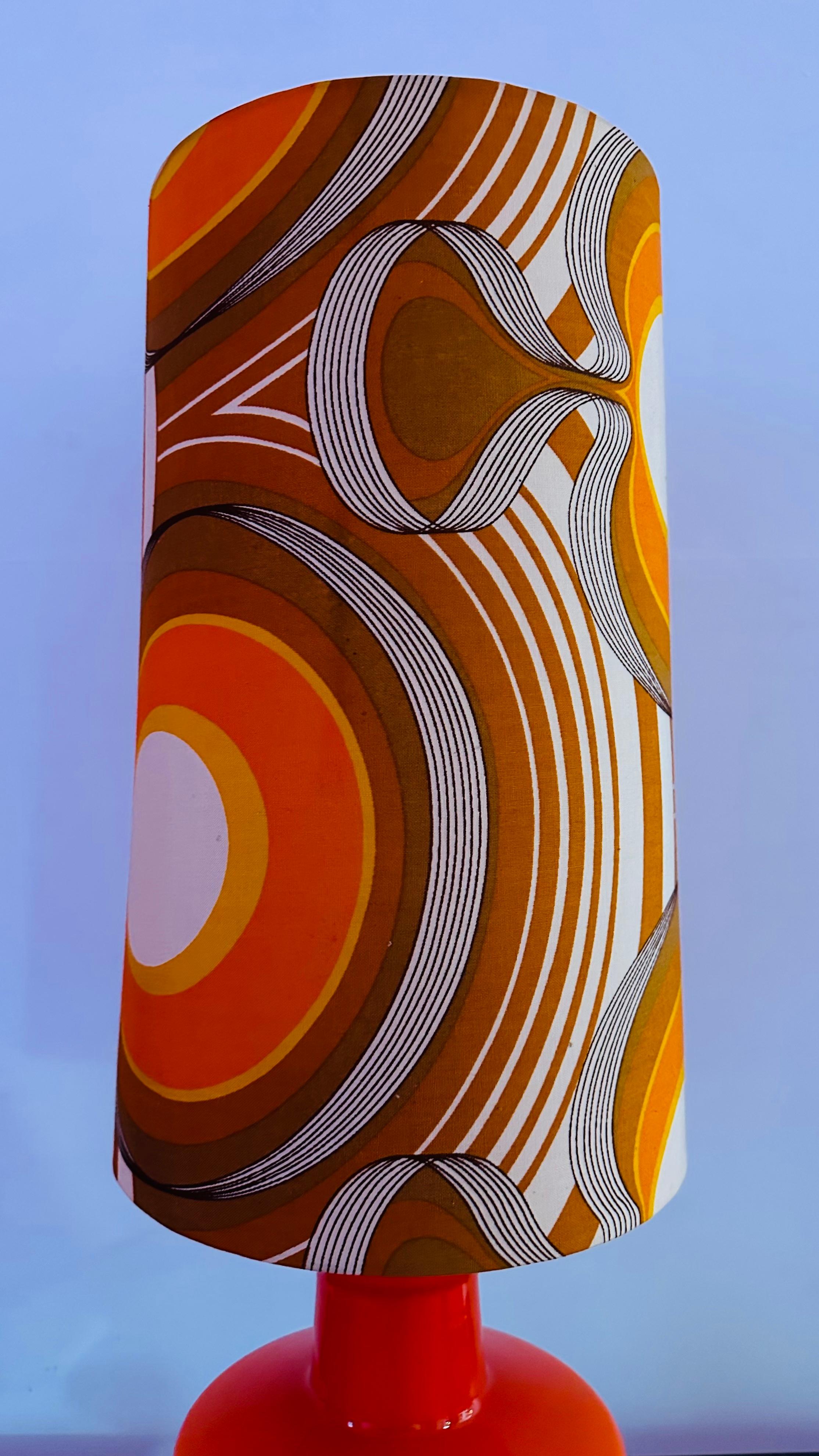Lampe de bureau allemande de l'ère spatiale des années 1970 en verre orange avec abat-jour d'origine en vente 4