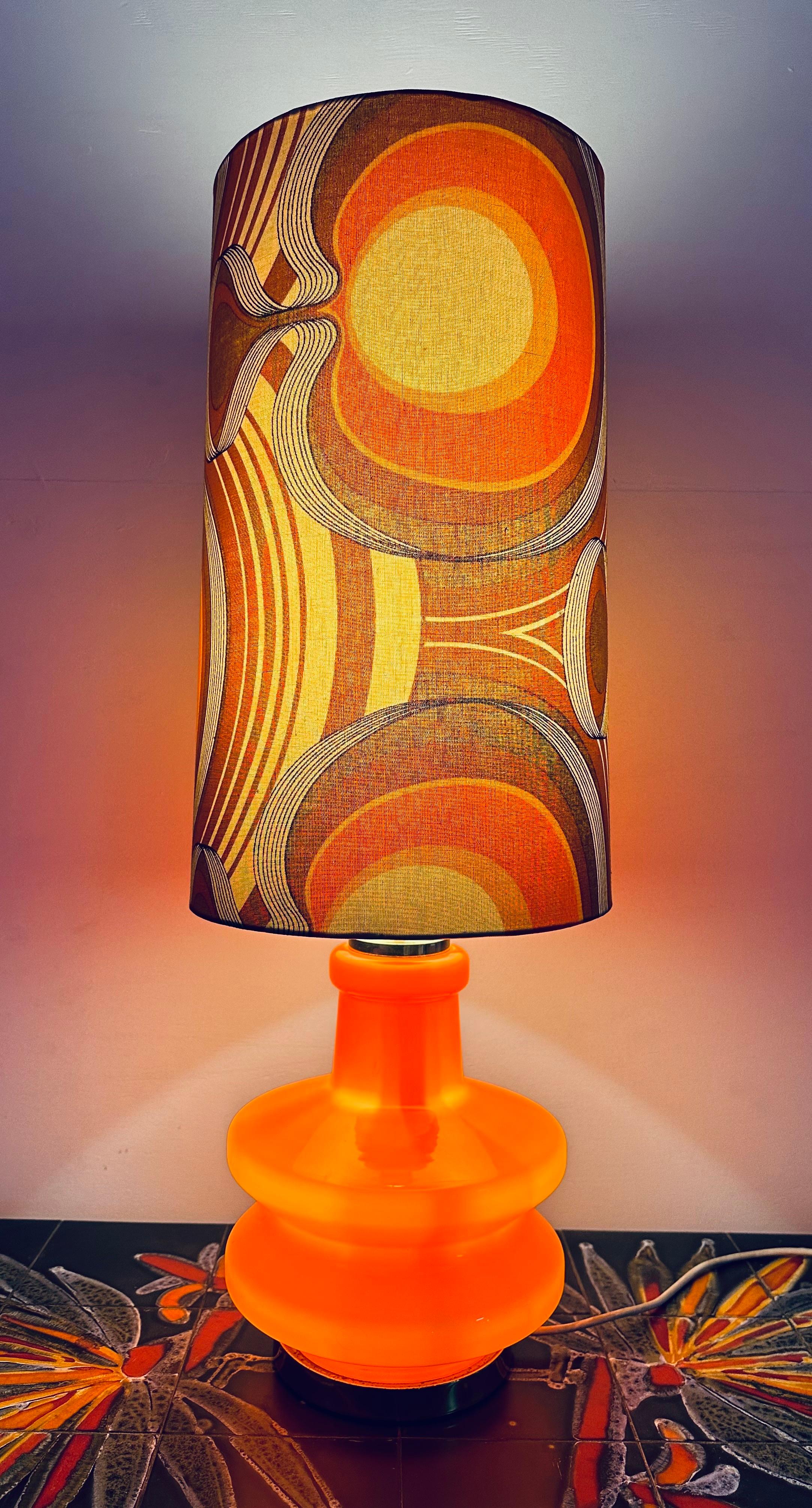 Poli Lampe de bureau allemande de l'ère spatiale des années 1970 en verre orange avec abat-jour d'origine en vente