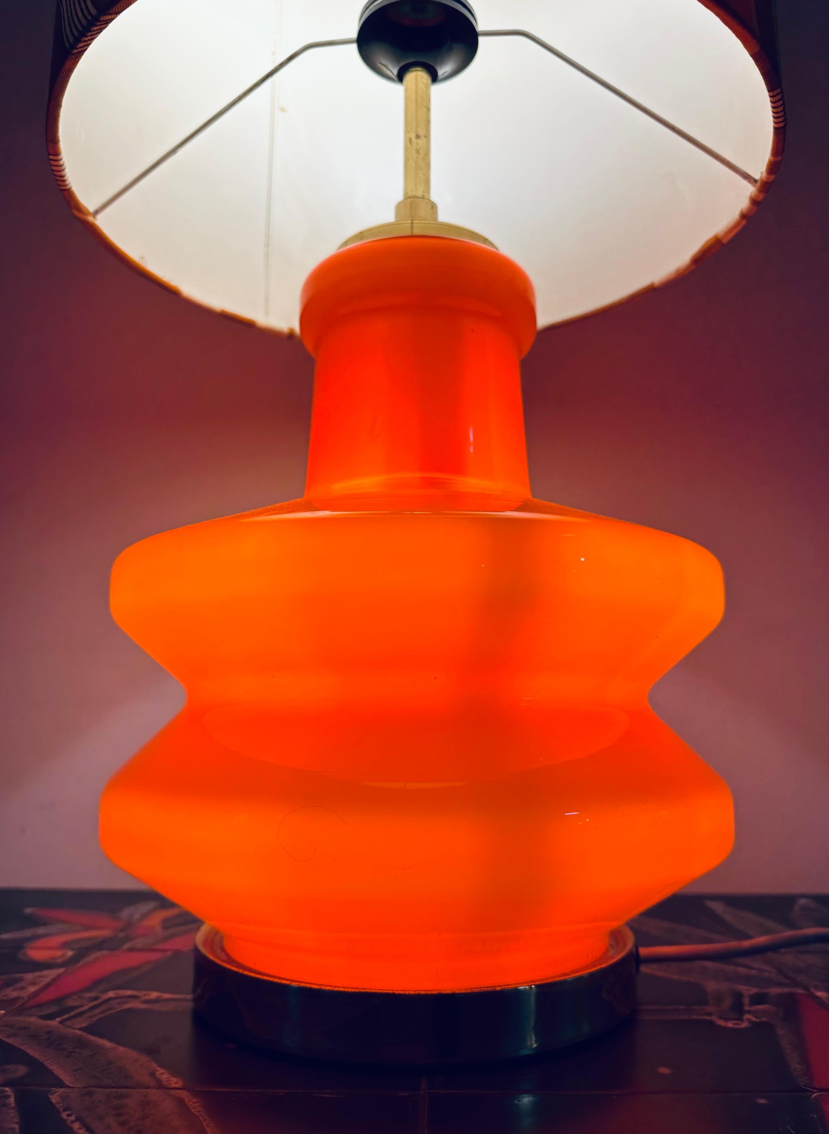 1970s German Space-Age Illuminated Orange Glass Table Lamp inc Original Shade For Sale 2