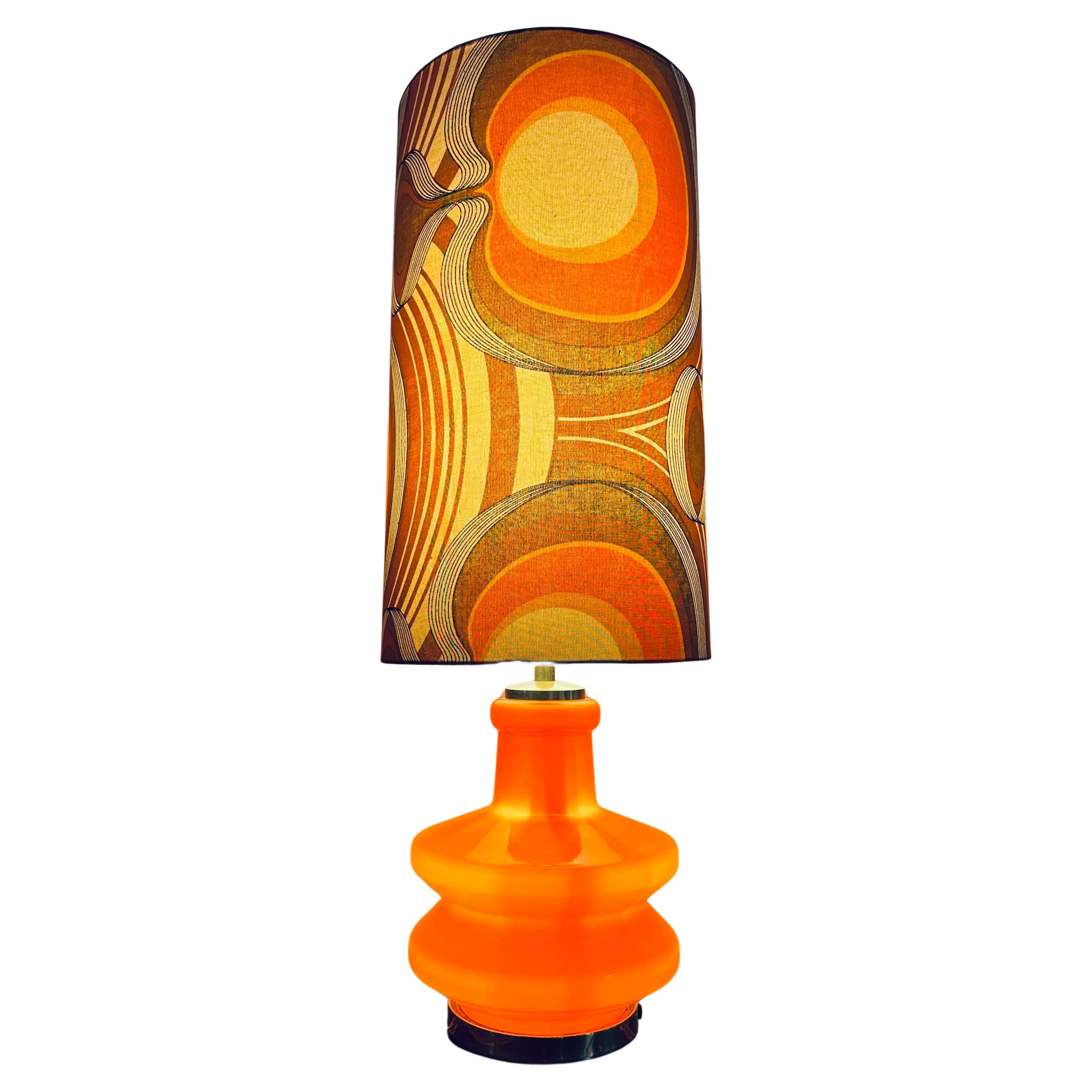 Deutsche Space-Age-Tischlampe aus beleuchtetem orangefarbenem Glas in Original-Schirm, 1970er Jahre