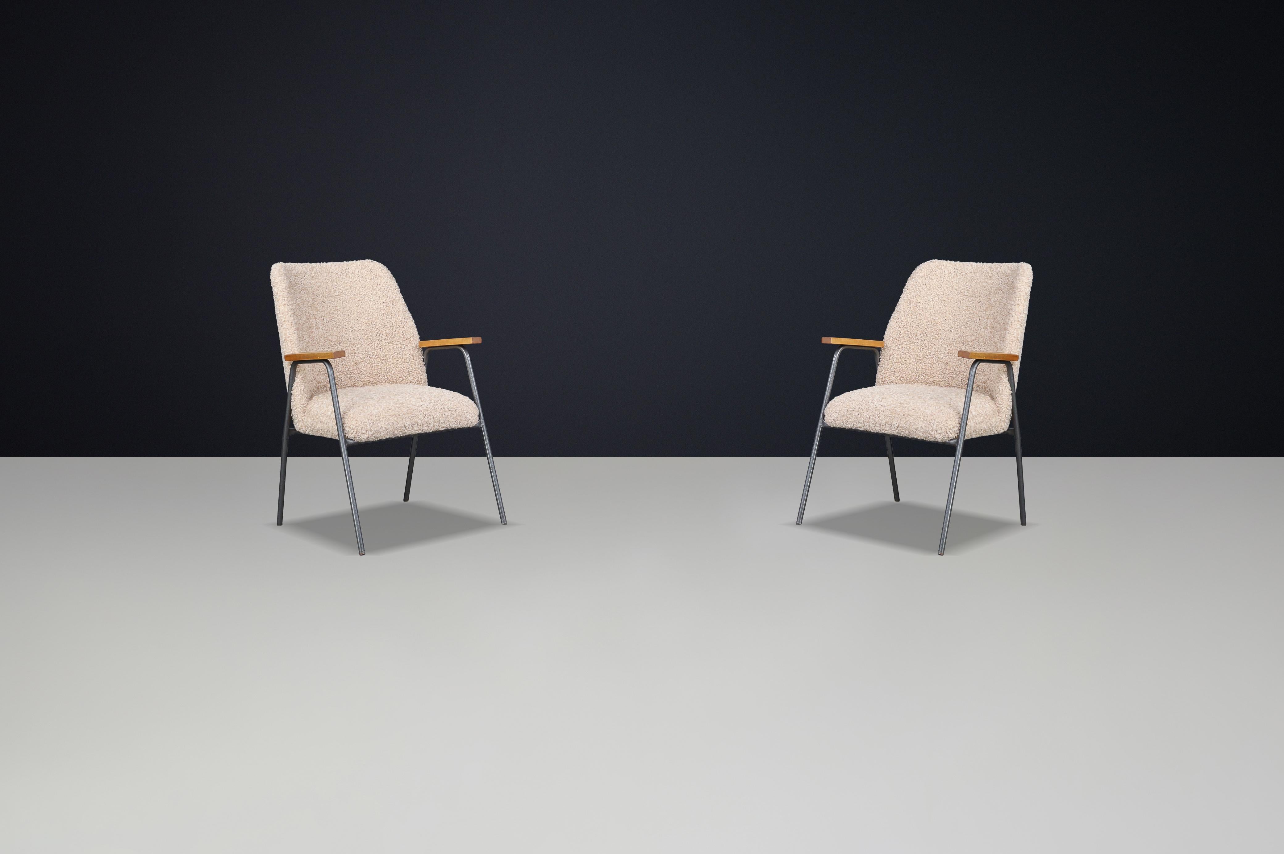 Mid-Century moderno Poltrone tedesche in acciaio e legno degli anni '70 con tappezzeria in gomma - Set di 8 pezzi disponibili in vendita