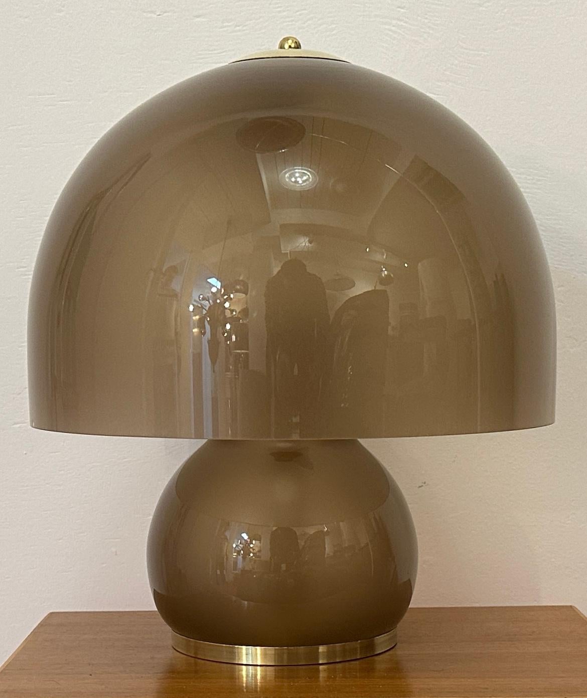 Lampada da tavolo tedesca Süssmuth Leuchten marrone con cupola in vetro marrone e ottone degli anni '70 in vendita 2