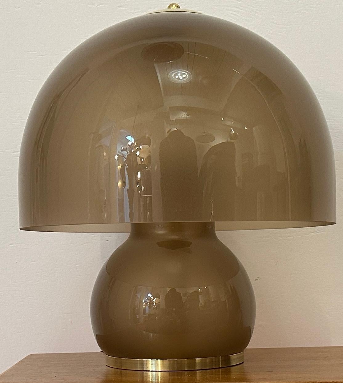 Lampada da tavolo tedesca Süssmuth Leuchten marrone con cupola in vetro marrone e ottone degli anni '70 in vendita 3