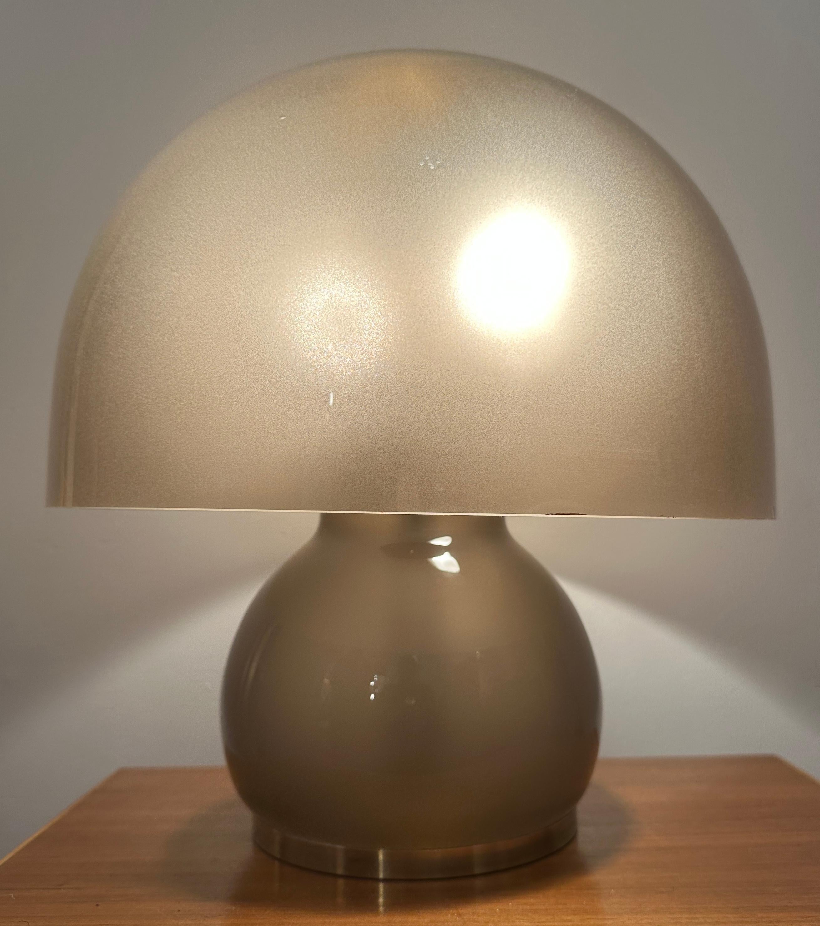 Un'elegante lampada da tavolo tedesca degli anni '70 in vetro colorato marrone a cupola e ottone.  Prodotto da Süssmuth Leuchten.  Una rara lampada da tavolo realizzata in vetro lucido spesso e pesante.  La base in vetro abbinata è dotata di un