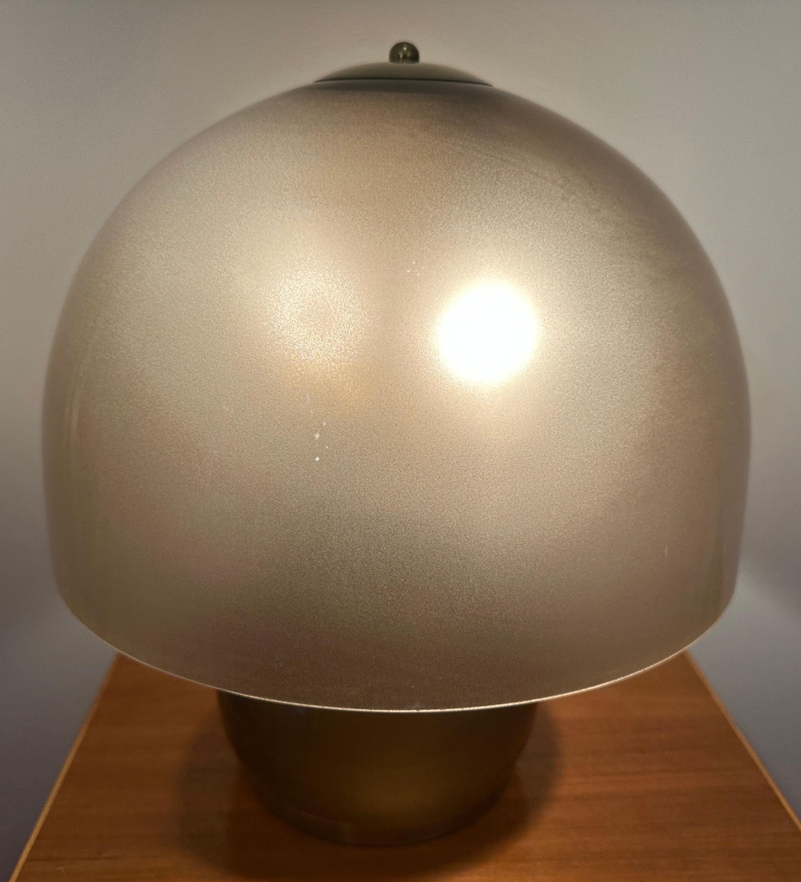 Mid-Century moderno Lampada da tavolo tedesca Süssmuth Leuchten marrone con cupola in vetro marrone e ottone degli anni '70 in vendita