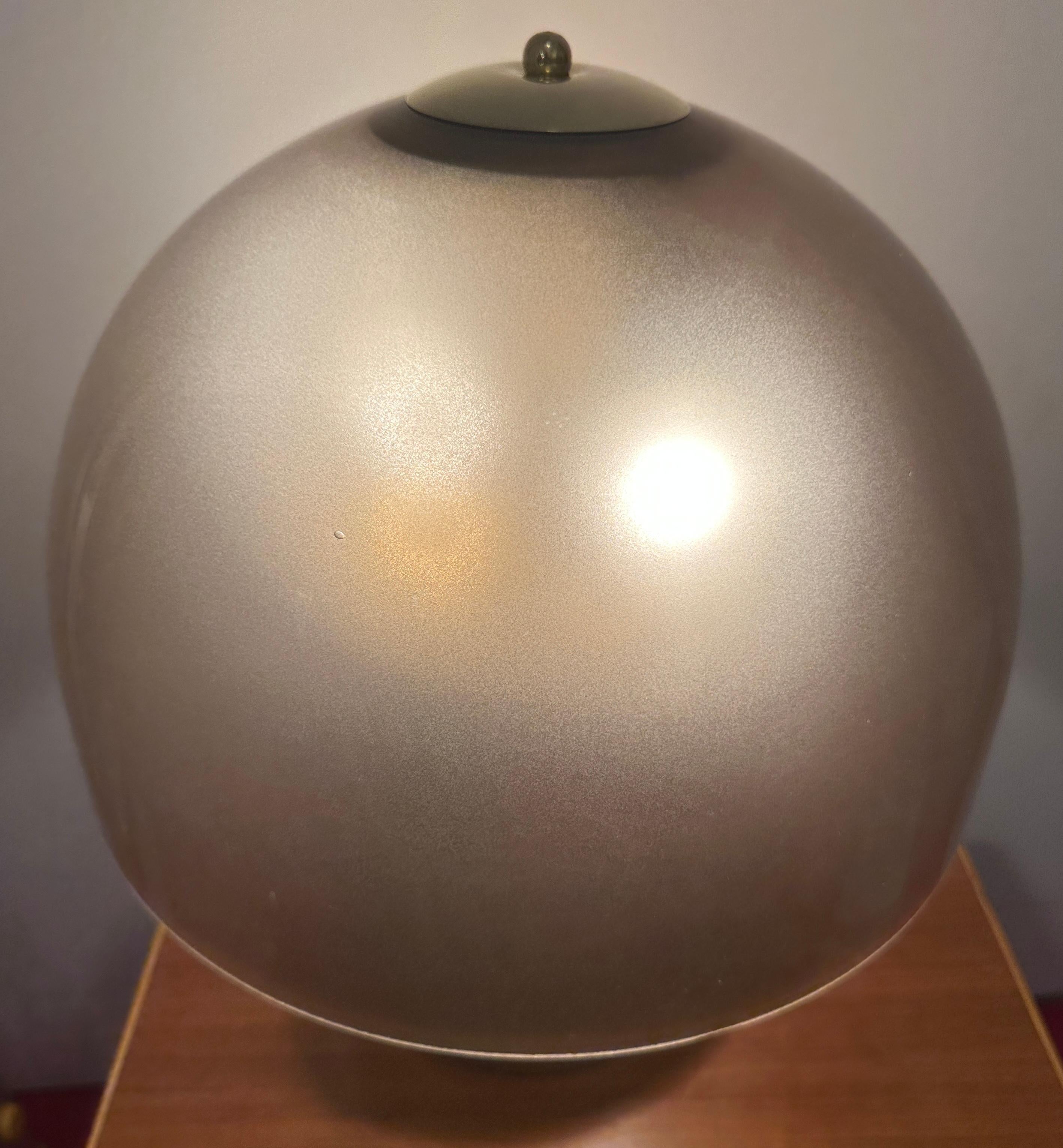 Tedesco Lampada da tavolo tedesca Süssmuth Leuchten marrone con cupola in vetro marrone e ottone degli anni '70 in vendita