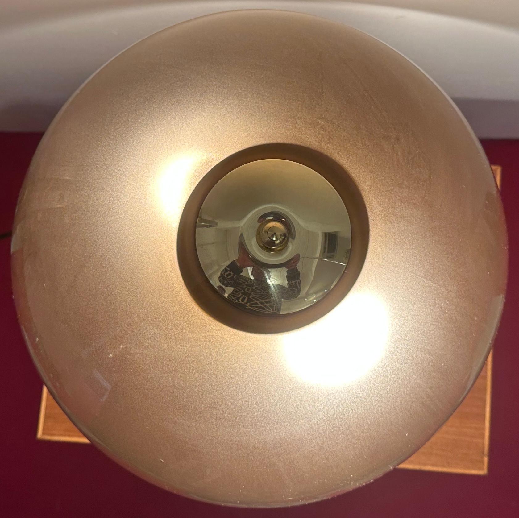 Lucidato Lampada da tavolo tedesca Süssmuth Leuchten marrone con cupola in vetro marrone e ottone degli anni '70 in vendita