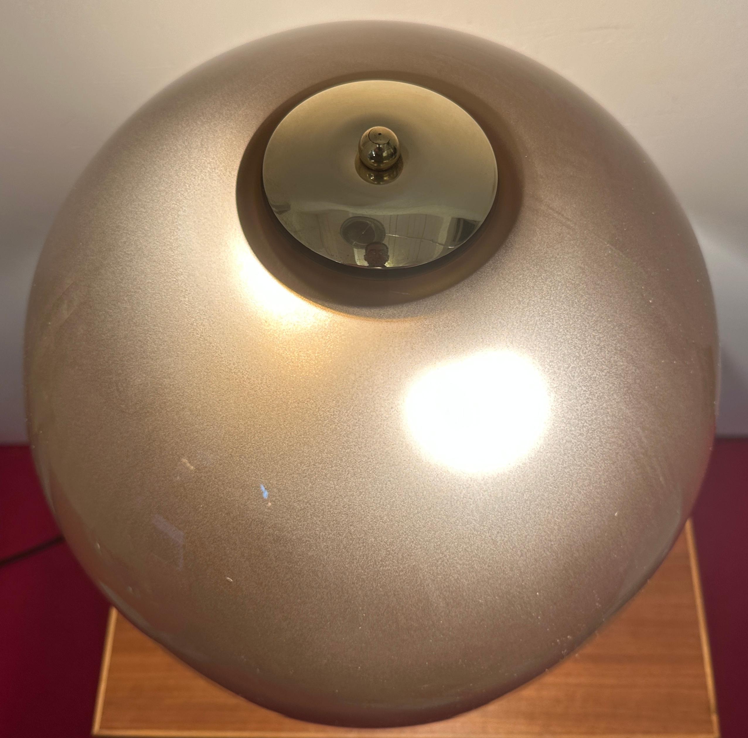 Lampada da tavolo tedesca Süssmuth Leuchten marrone con cupola in vetro marrone e ottone degli anni '70 In condizioni discrete in vendita a London, GB
