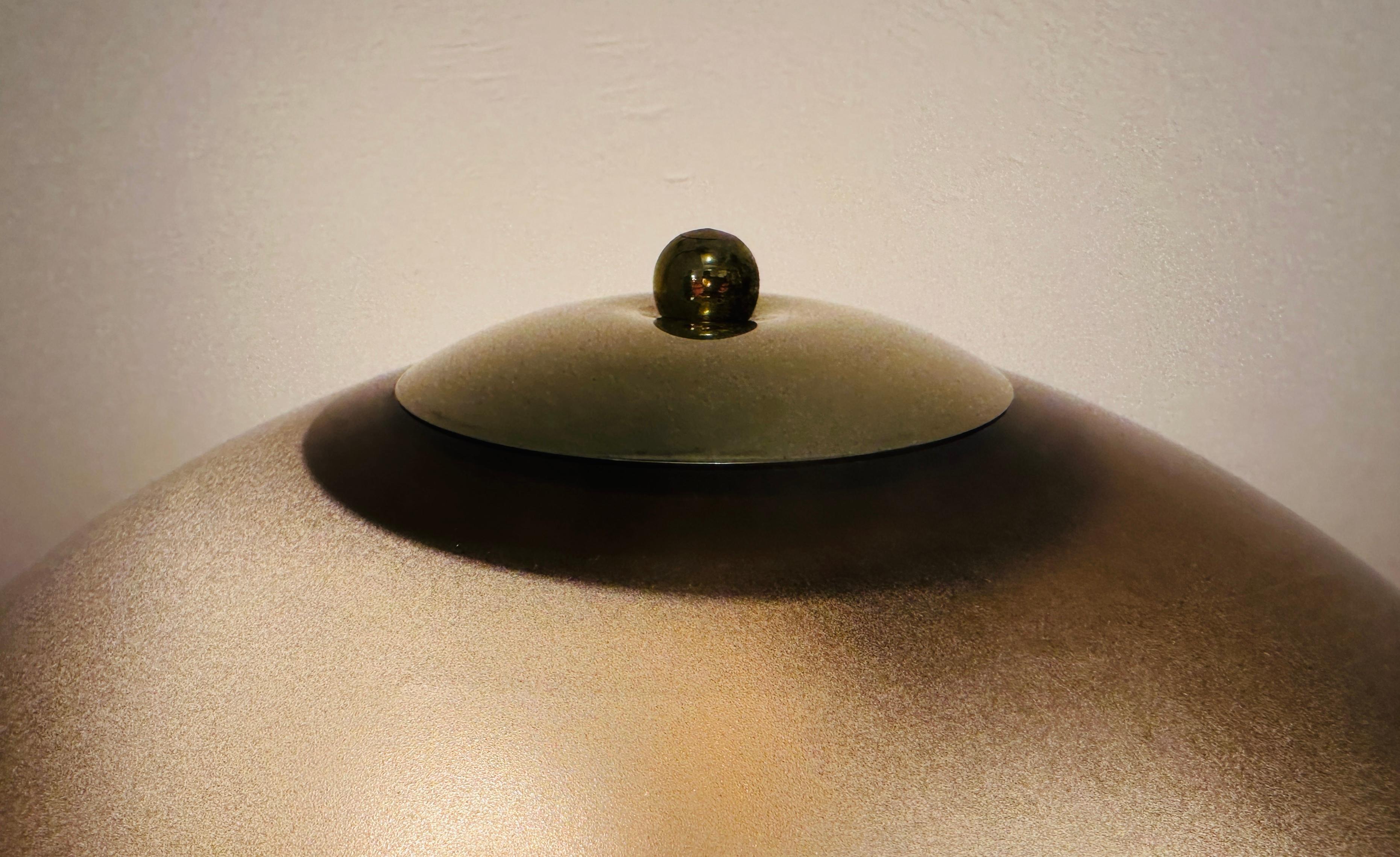 Fine XX secolo Lampada da tavolo tedesca Süssmuth Leuchten marrone con cupola in vetro marrone e ottone degli anni '70 in vendita