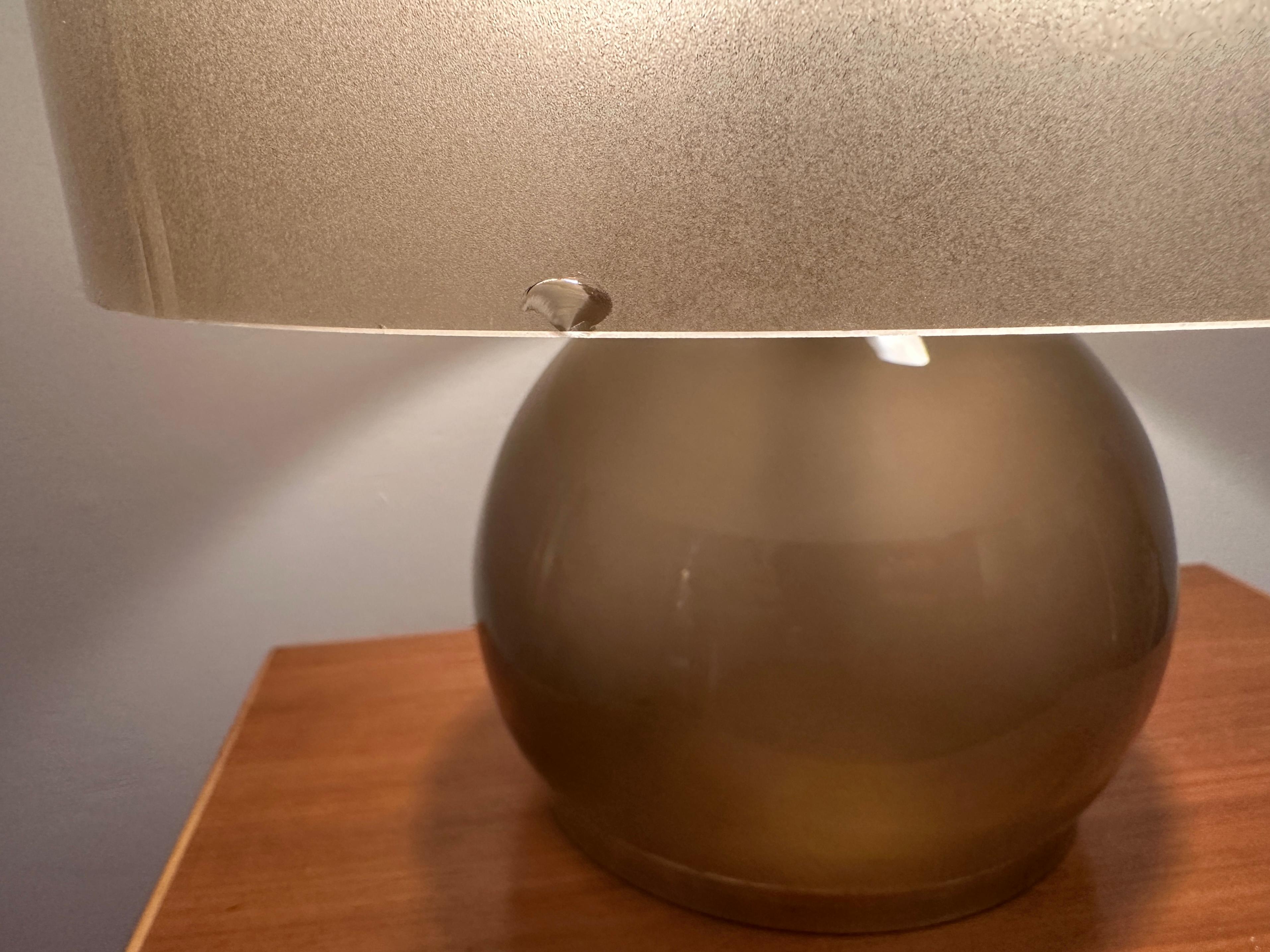 Metallo Lampada da tavolo tedesca Süssmuth Leuchten marrone con cupola in vetro marrone e ottone degli anni '70 in vendita