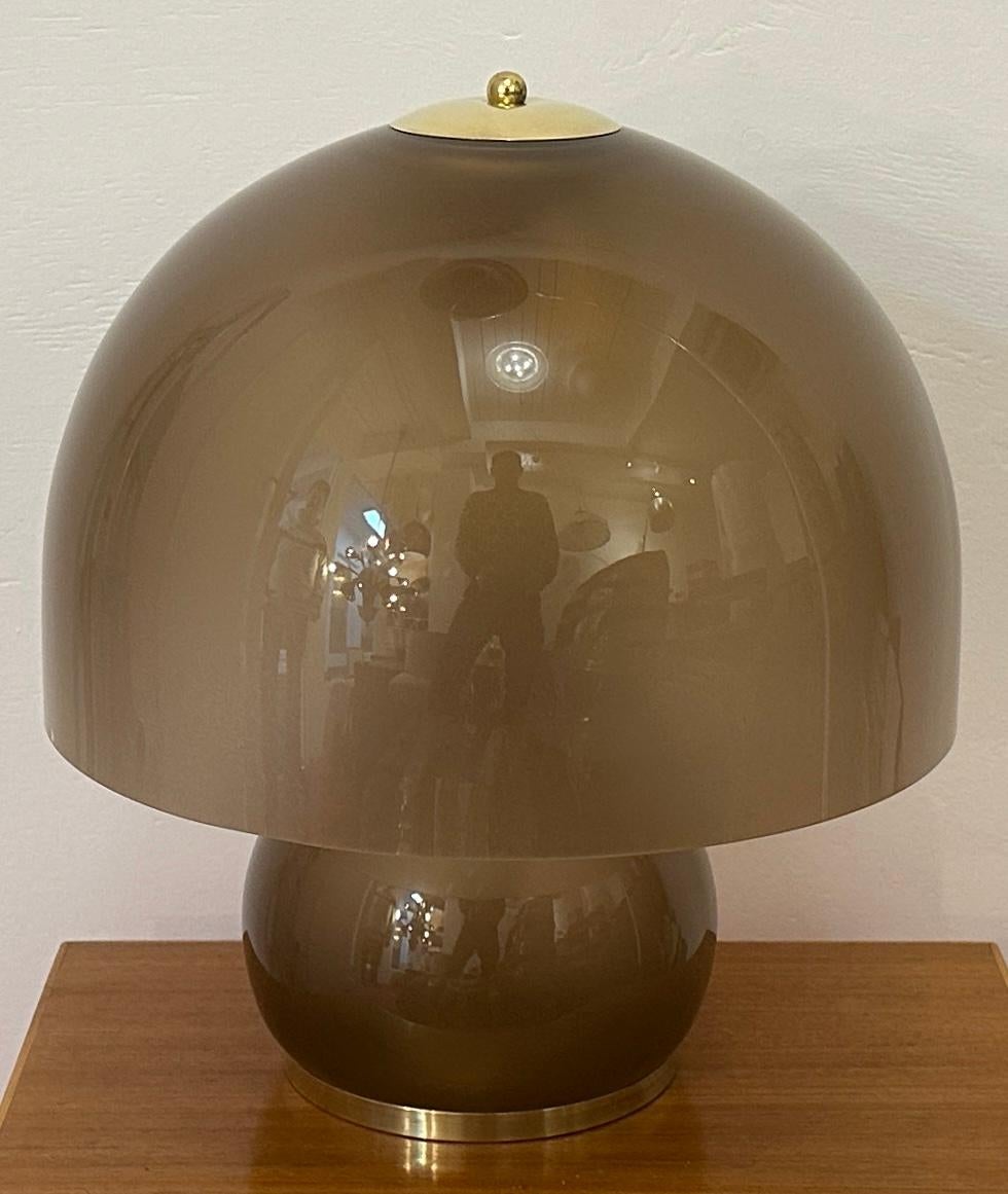 Lampada da tavolo tedesca Süssmuth Leuchten marrone con cupola in vetro marrone e ottone degli anni '70 in vendita 1
