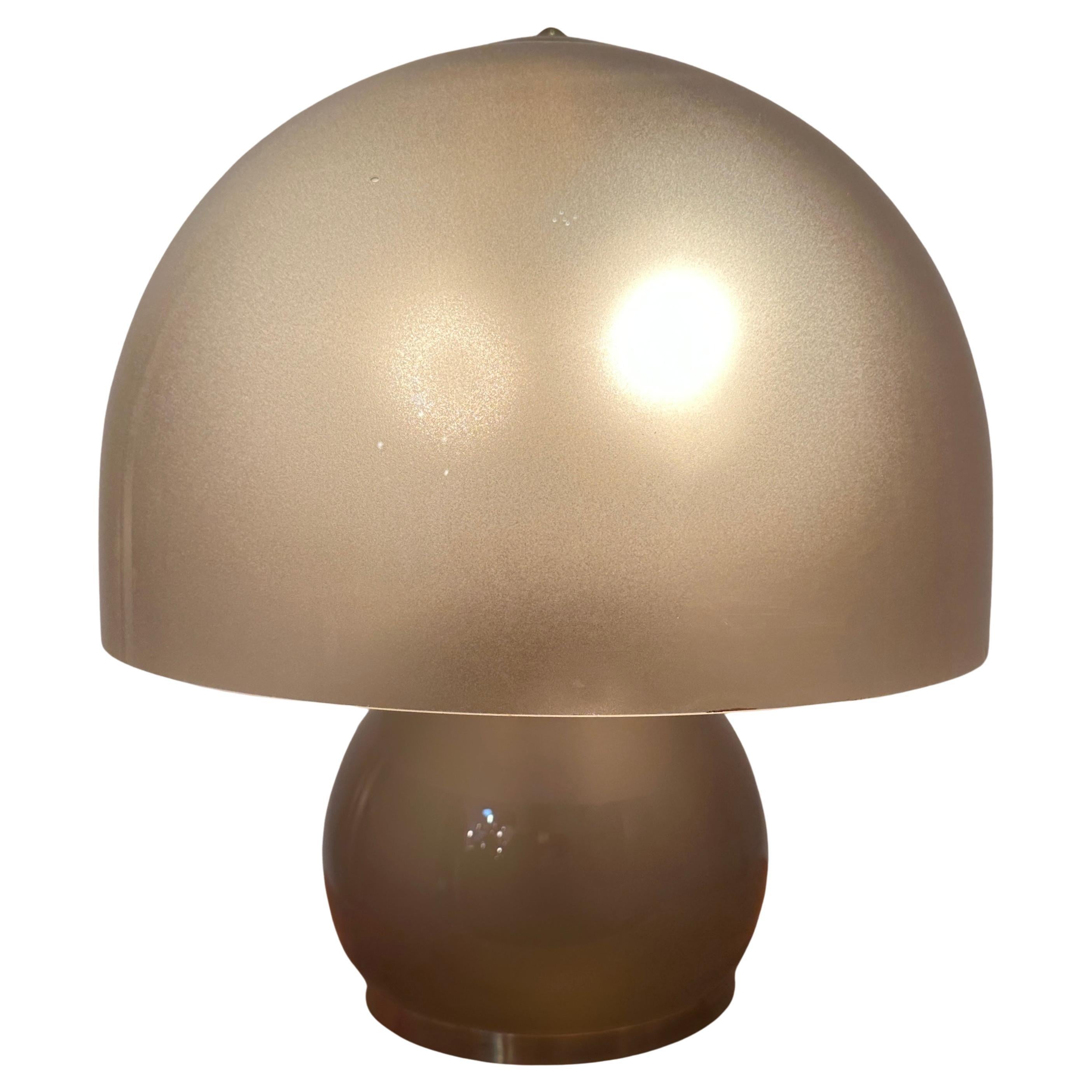 Lampada da tavolo tedesca Süssmuth Leuchten marrone con cupola in vetro marrone e ottone degli anni '70 in vendita