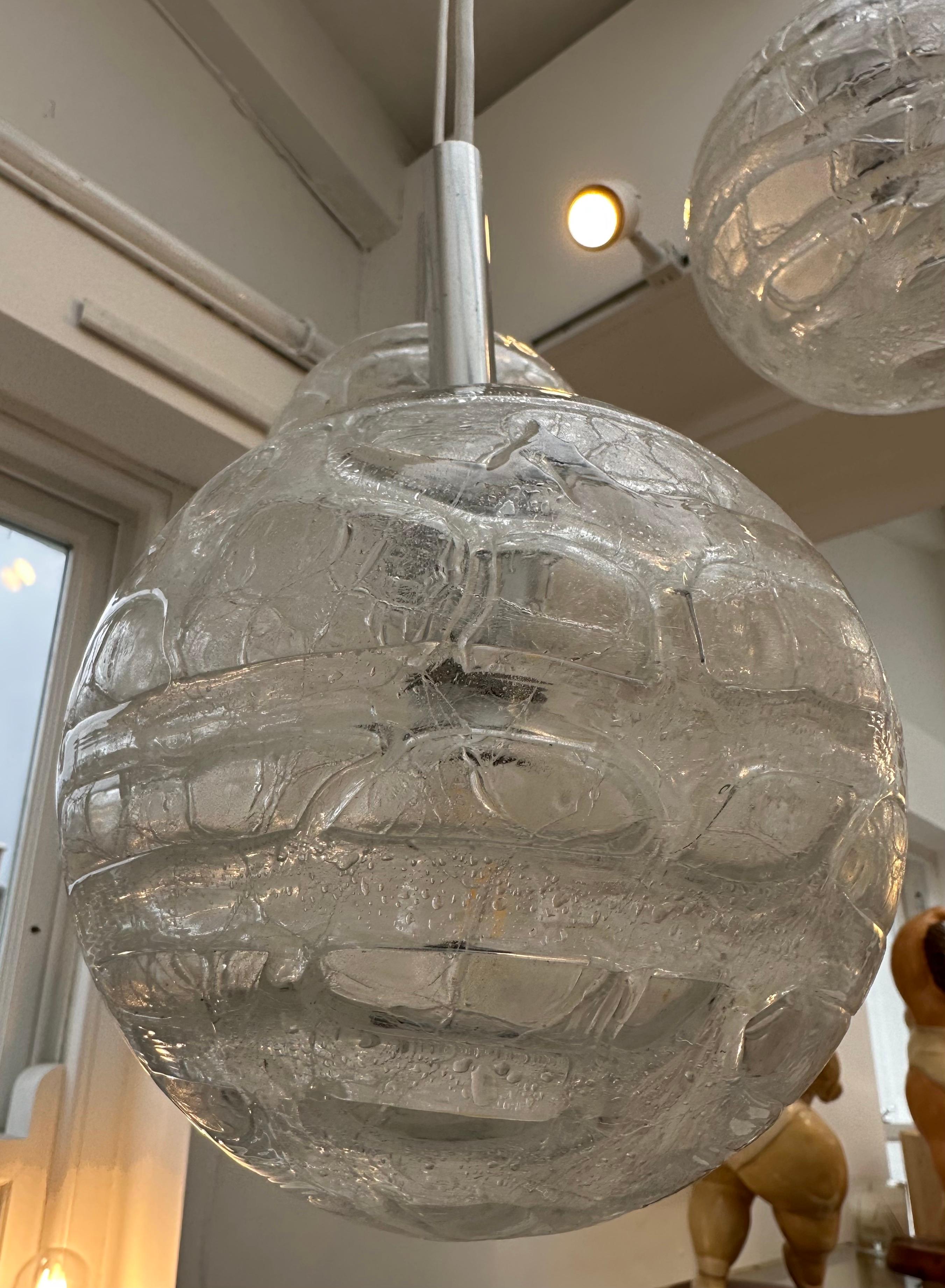 Lampe suspendue allemande Doria Leuchten des années 1970 à triple globe en verre craquelé en vente 4