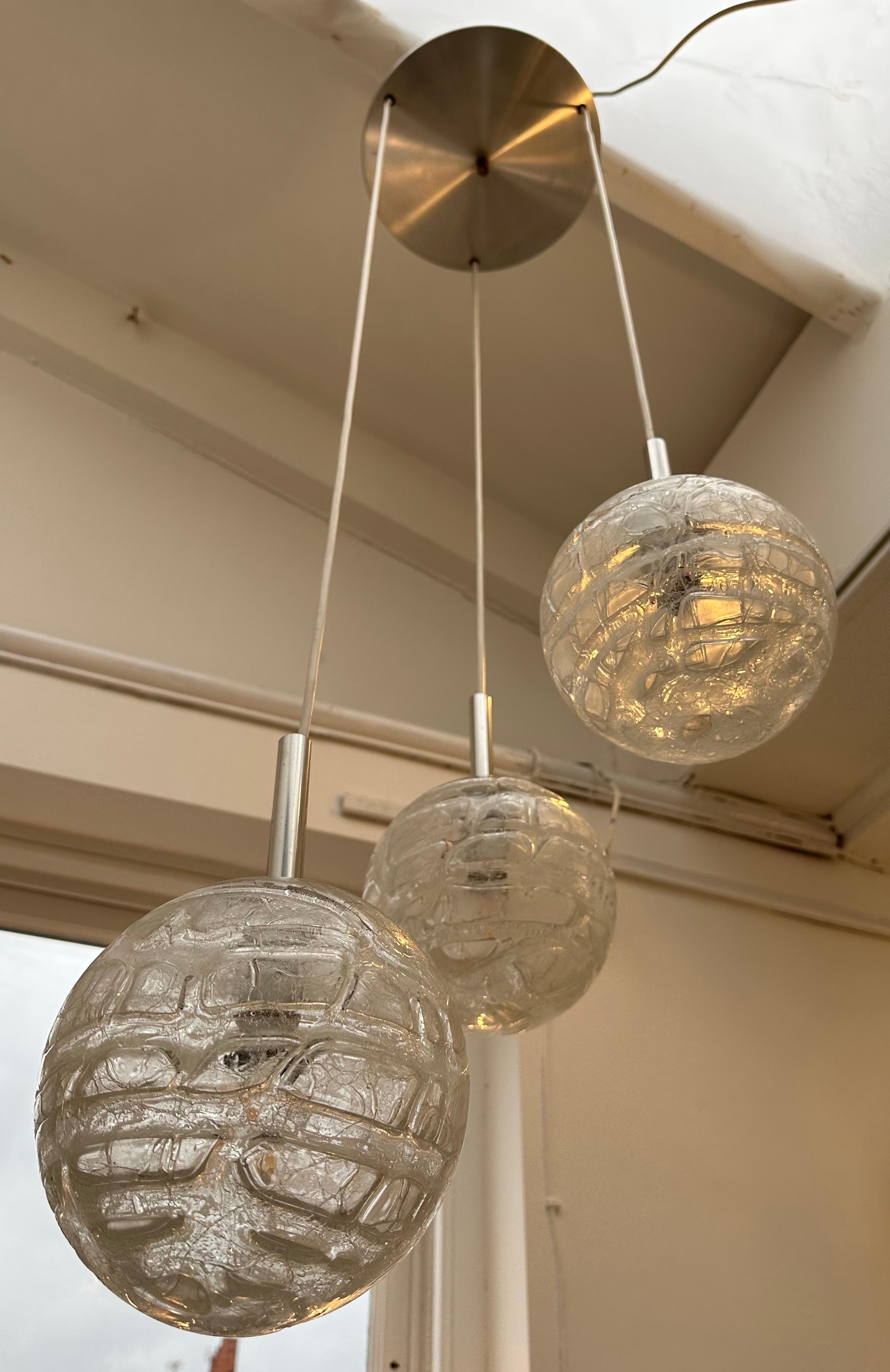 Lampe suspendue allemande Doria Leuchten des années 1970 à triple globe en verre craquelé en vente 7