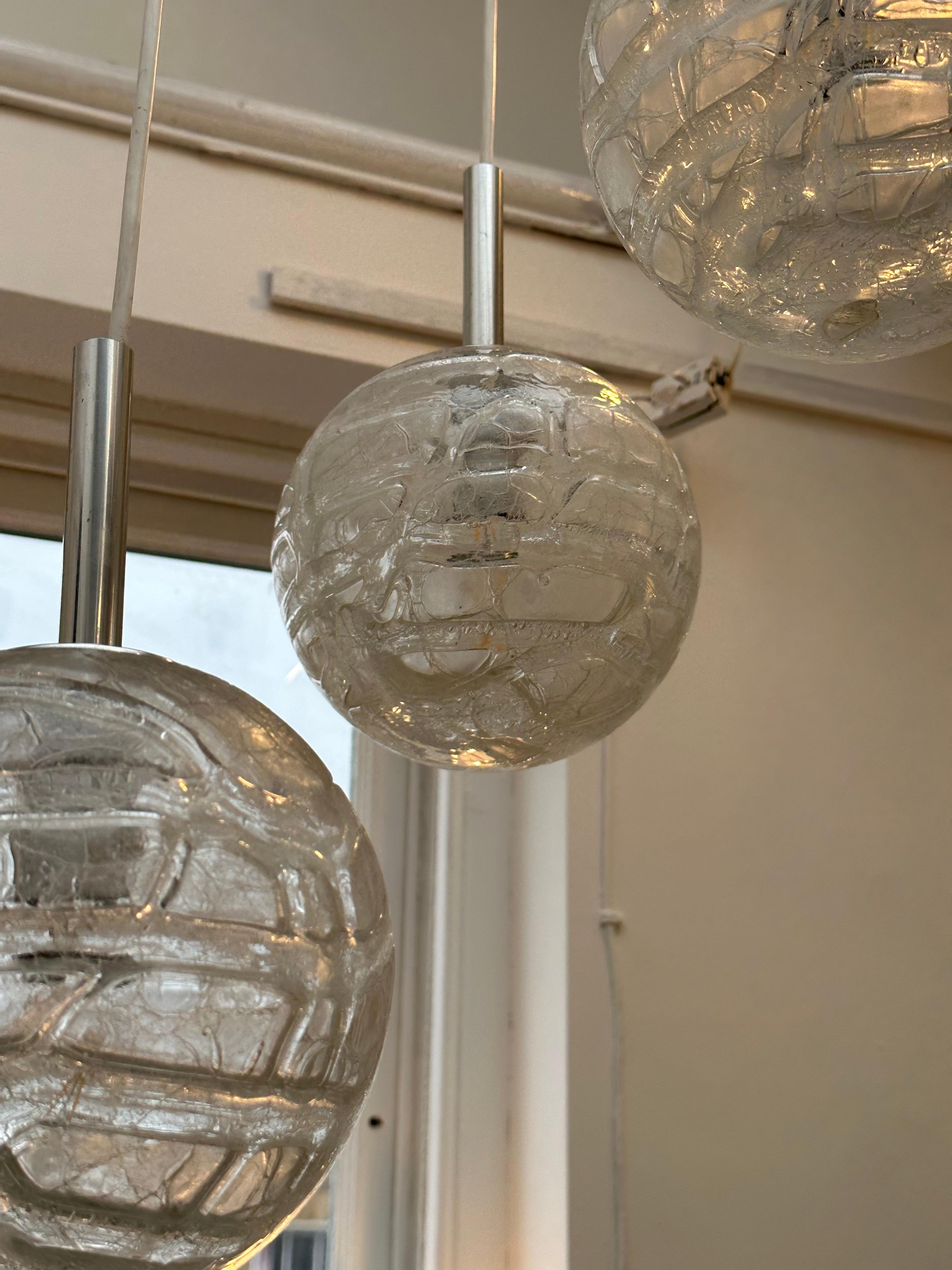 Lampe suspendue allemande Doria Leuchten des années 1970 à triple globe en verre craquelé en vente 8
