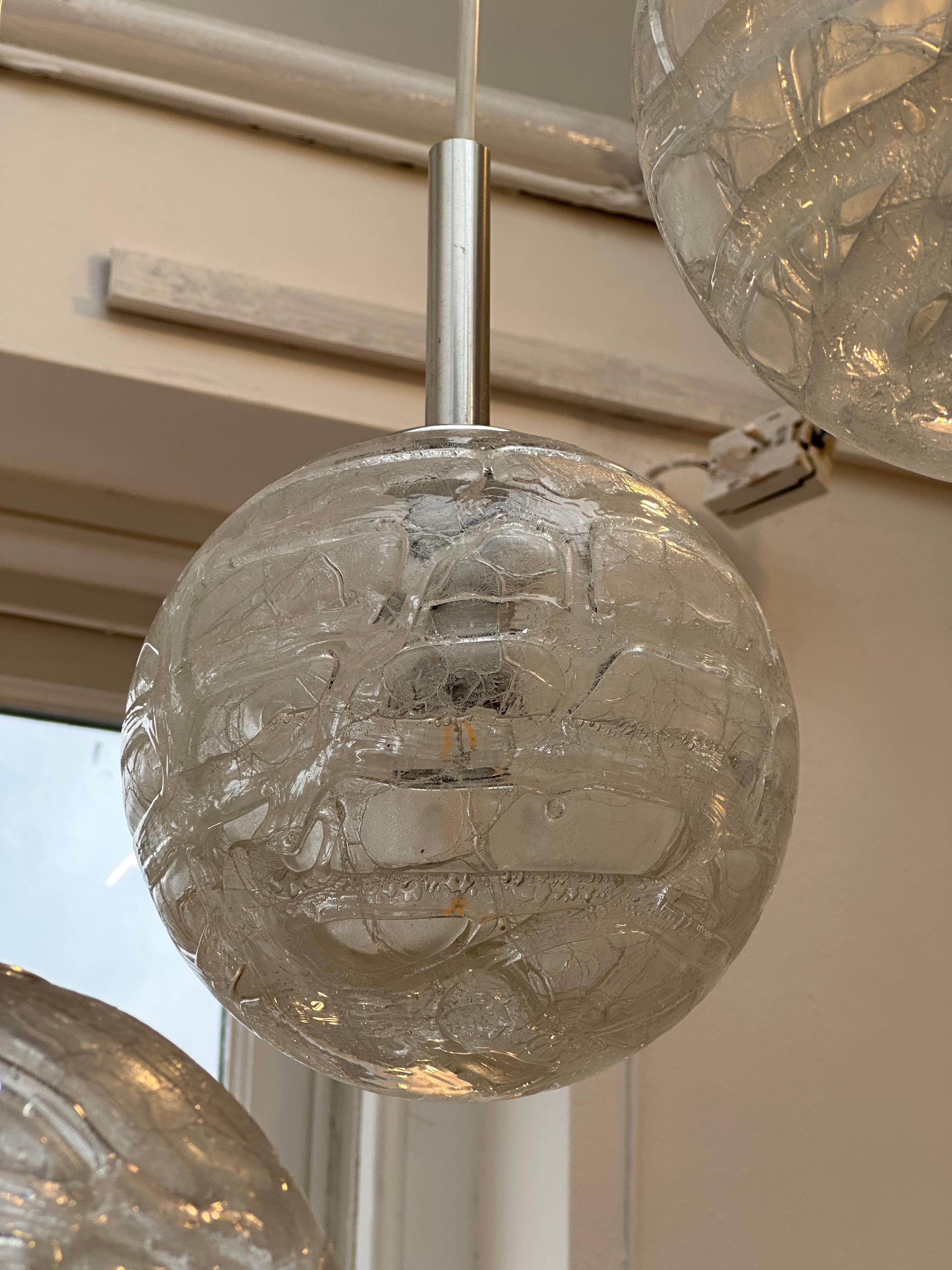 Lampe suspendue allemande Doria Leuchten des années 1970 à triple globe en verre craquelé en vente 9