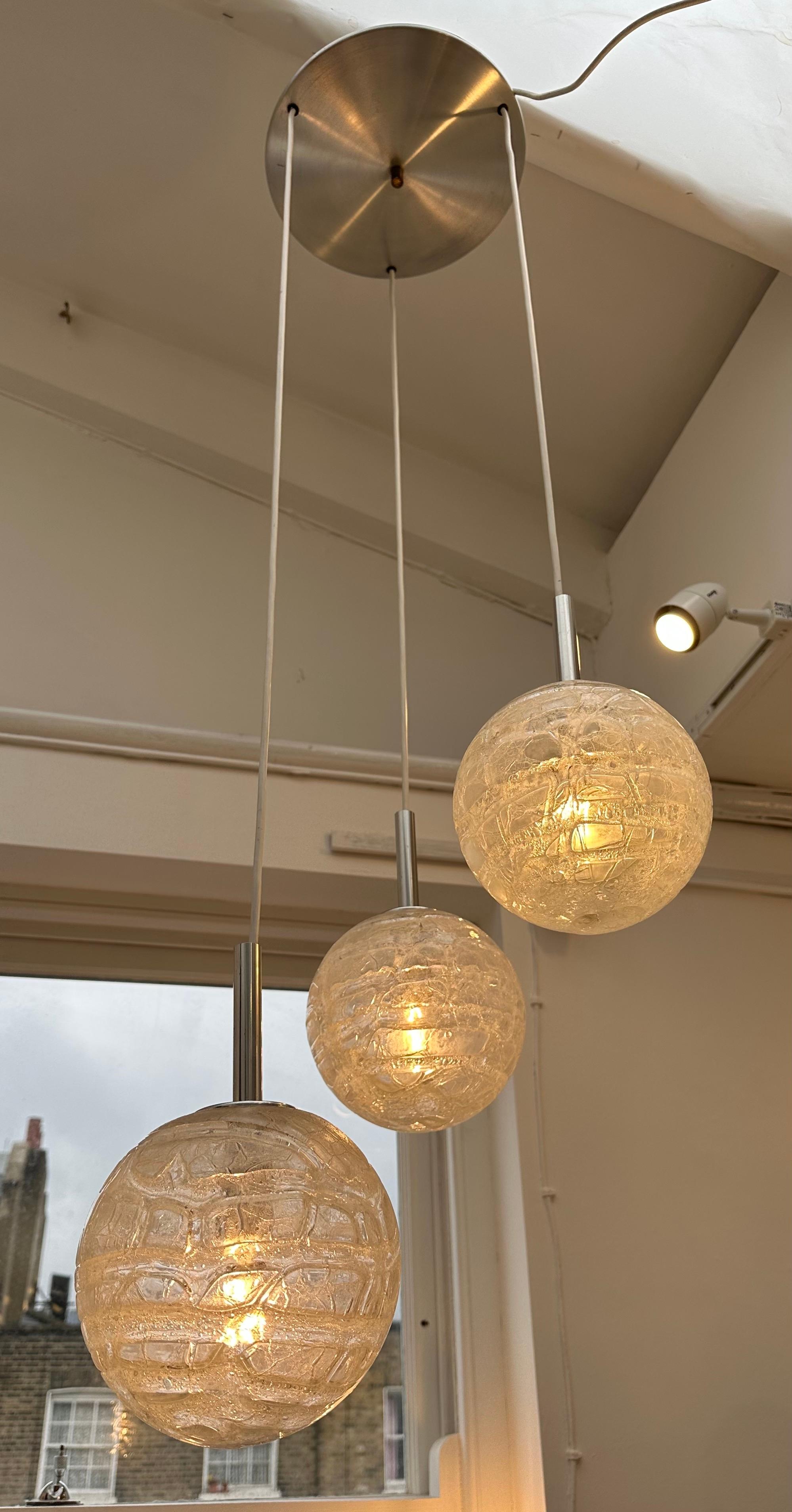 20ième siècle Lampe suspendue allemande Doria Leuchten des années 1970 à triple globe en verre craquelé en vente
