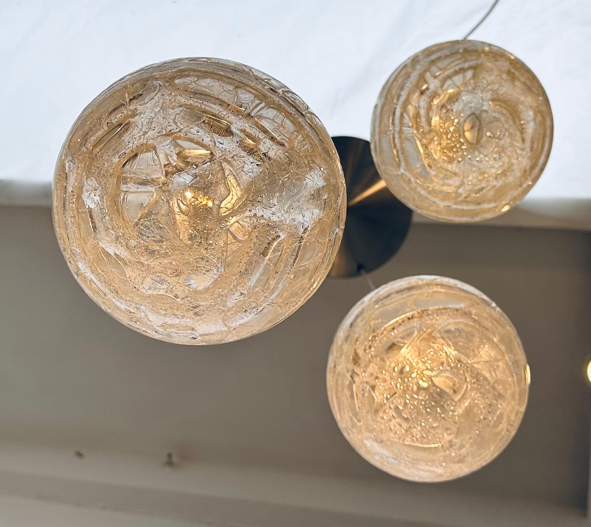 Lampe suspendue allemande Doria Leuchten des années 1970 à triple globe en verre craquelé en vente 1