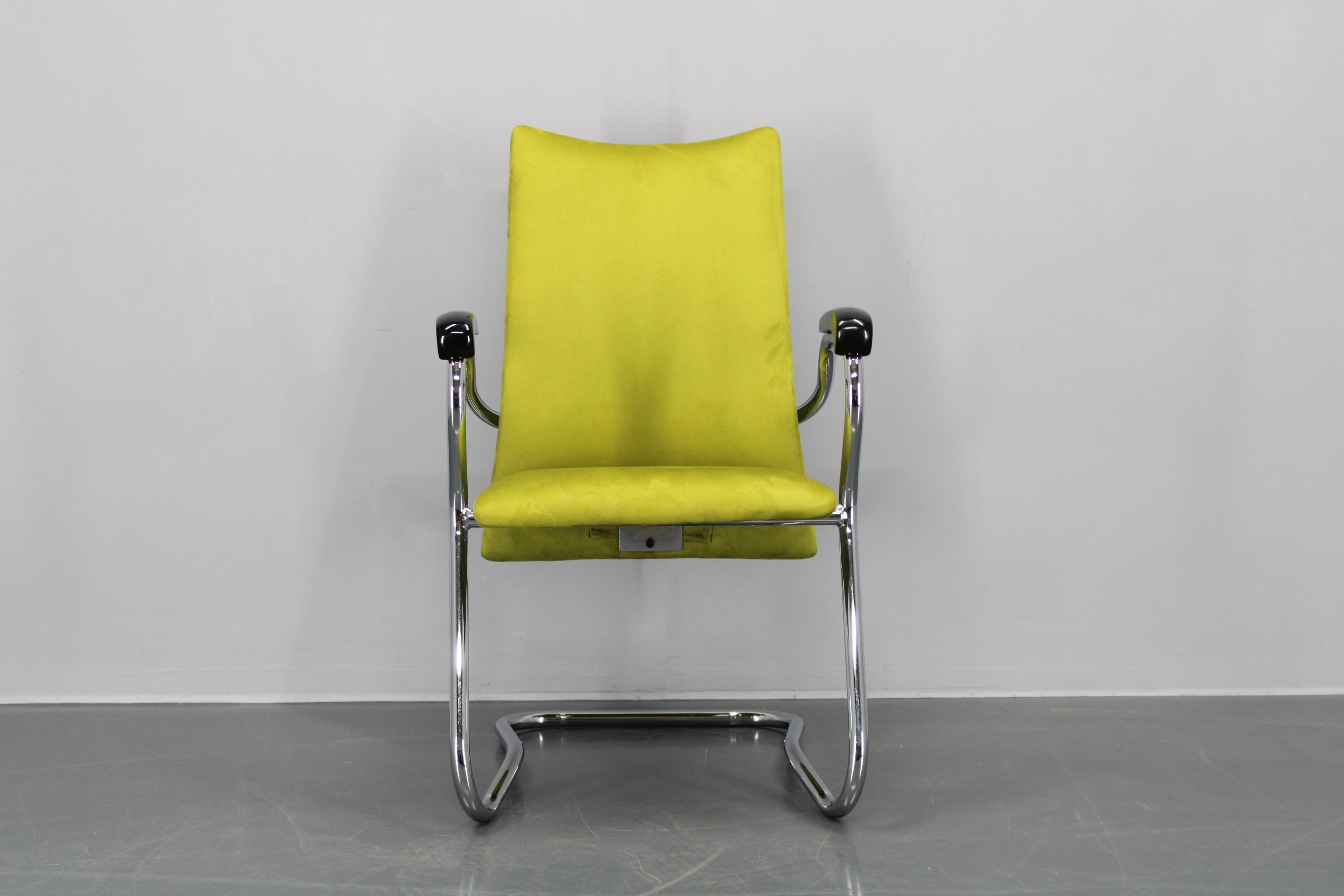 - Carefully refurbished 
- Newly upholstered 
- heigh of seat 47 cm