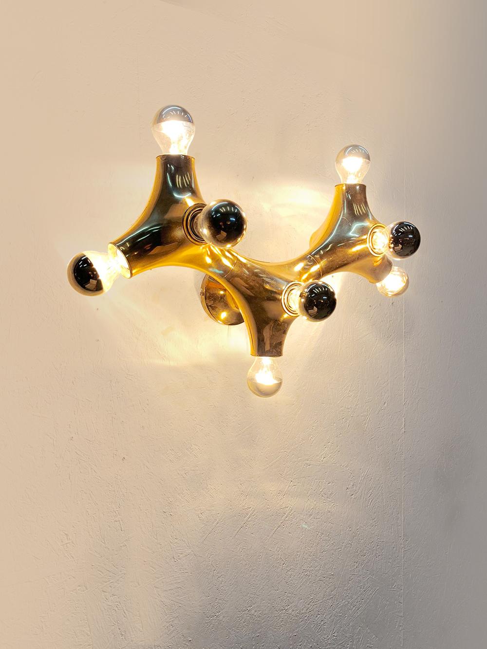 Pareja orgánica de apliques de pared y empotrables dorados de la era espacial diseñados por Cosack Bros. Los apliques iluminan de maravilla y ofrecen mucha luz. Cada lámpara está formada por grandes elementos luminosos orgánicos dorados sobre un