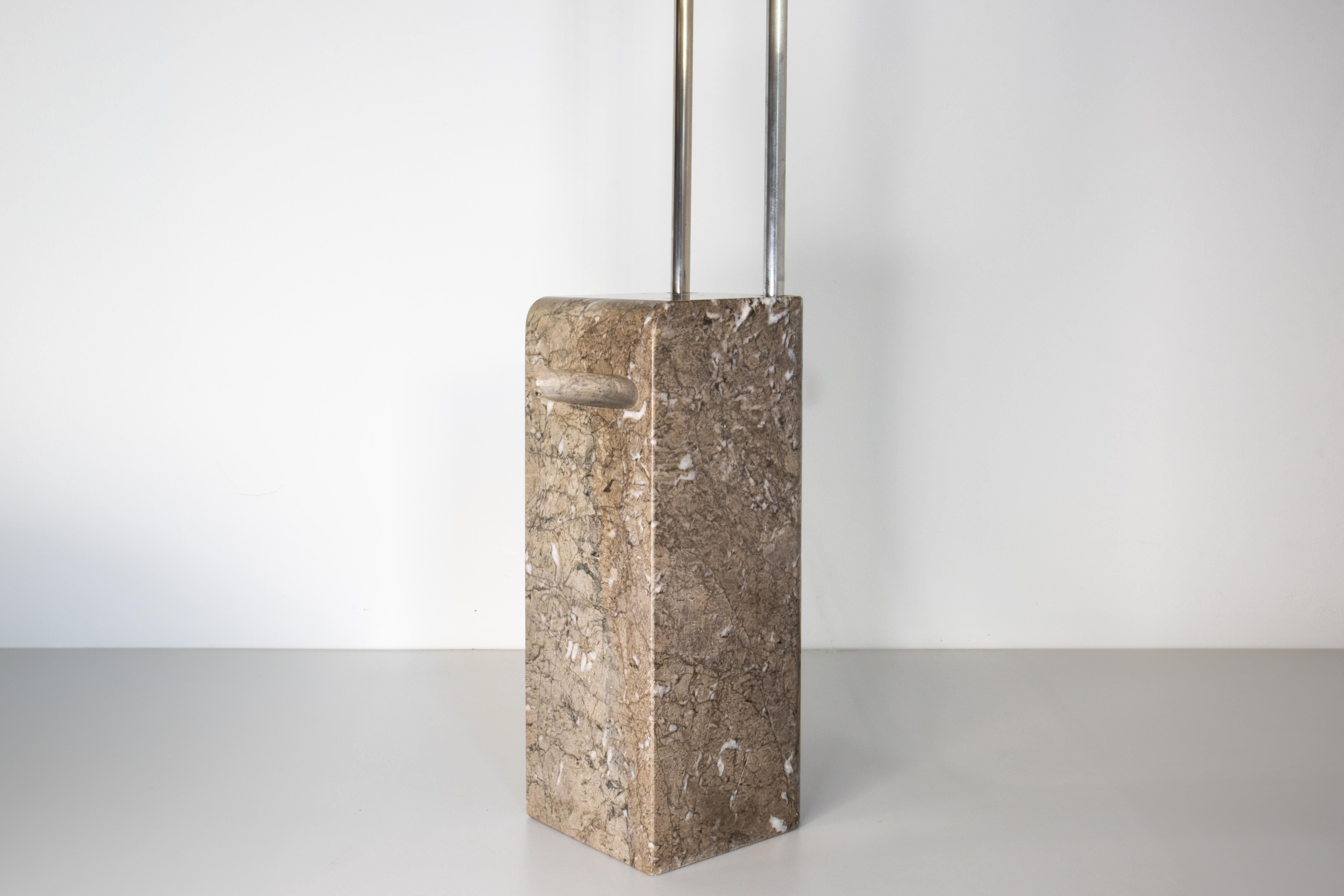 Una icónica lámpara italiana de pie/techo reversible Gesto Terra de mediados de siglo XX, obra de Bruno Gecchelin para Skipper, Italia. Una obra maestra minimalista sorprendentemente repleta de funciones y versatilidad.

Este asombroso ejemplar